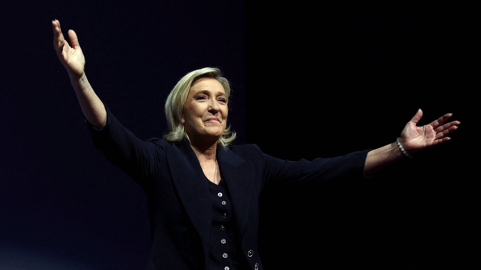 Wahlbeben in Frankreich – Le Pen vorne, Macron Dritter
