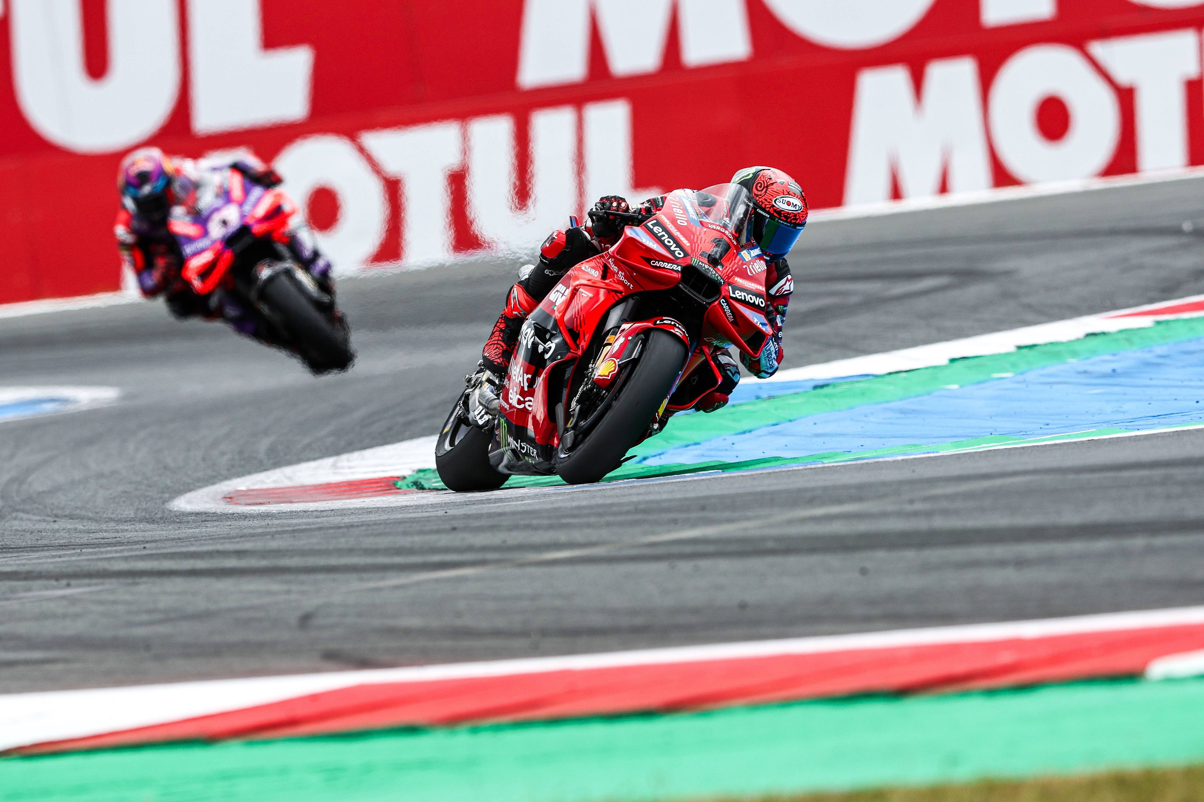 Francesco Bagnaia rast vor Jorge Martin zum Sieg.