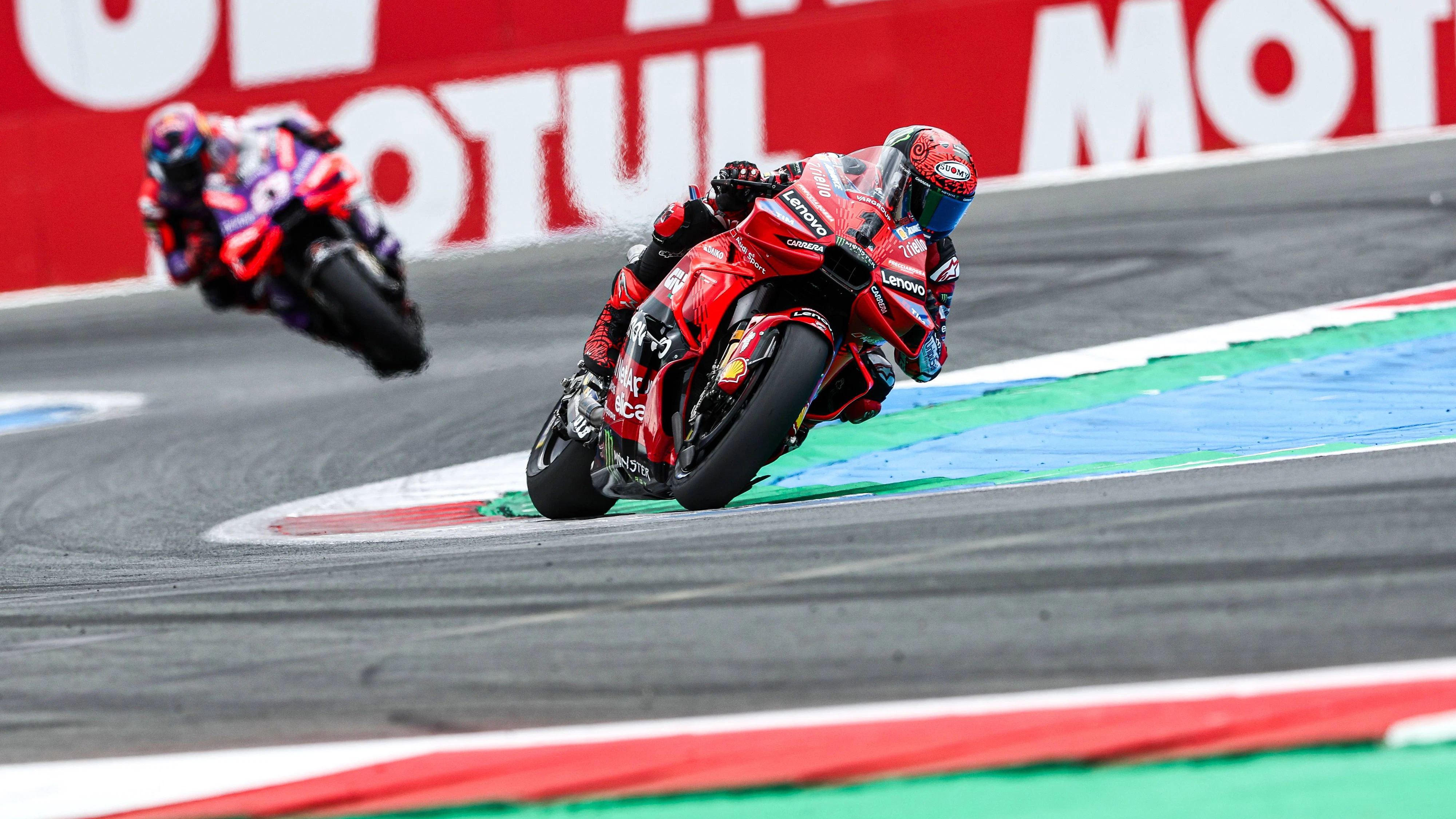 Francesco Bagnaia rast vor Jorge Martin zum Sieg.