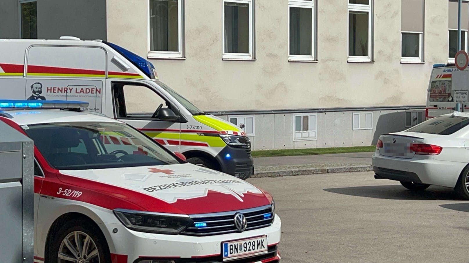 Einsatz in Schwechat: Bub (1) nach Fenstersturz gestorben