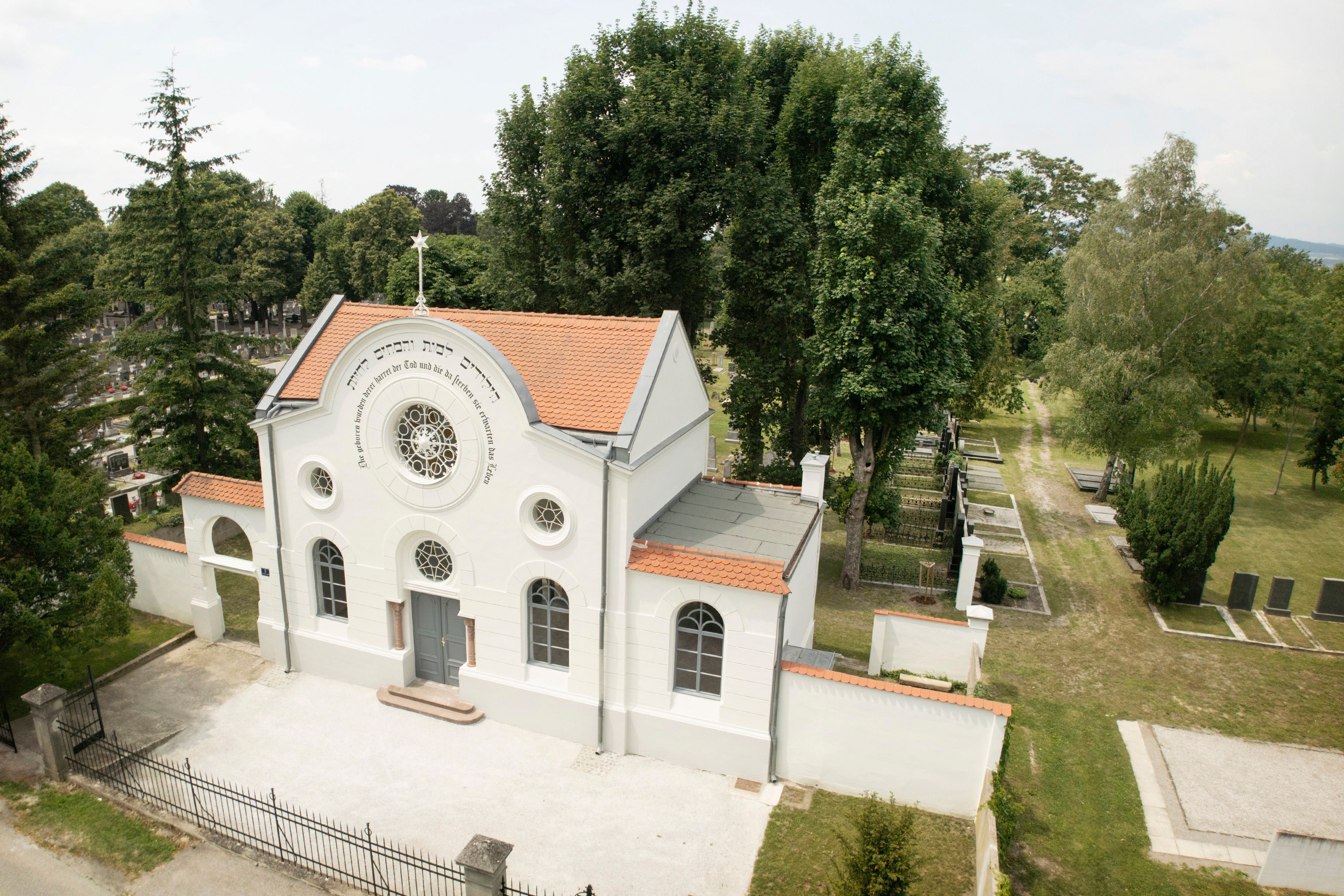 Die Zeremonienhalle am sanierten jüdischen Friedhof in St. Pölten mit der Aufschrift: 