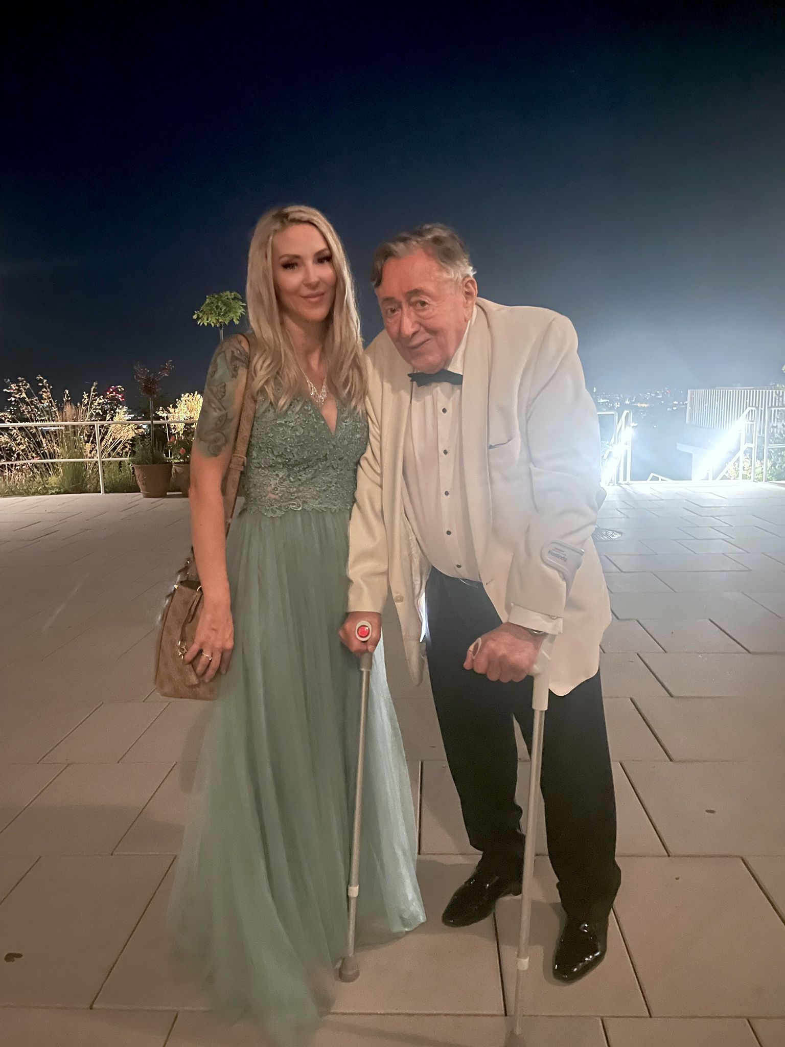 Privat bewegt sich Richard Lugner auf Krücken nun auch schon aus der Villa 