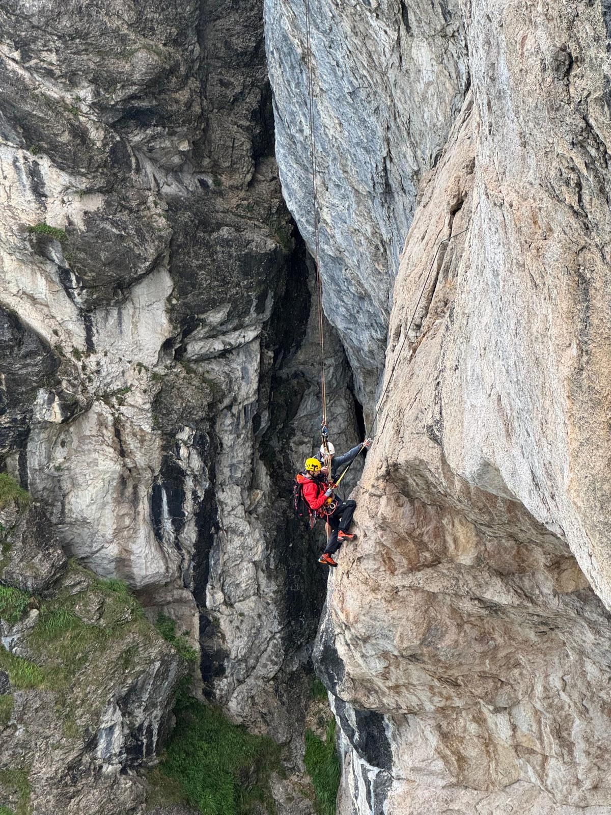 Ein 34-jähriger Kletterer wird aus der Bergwand gerettet.
