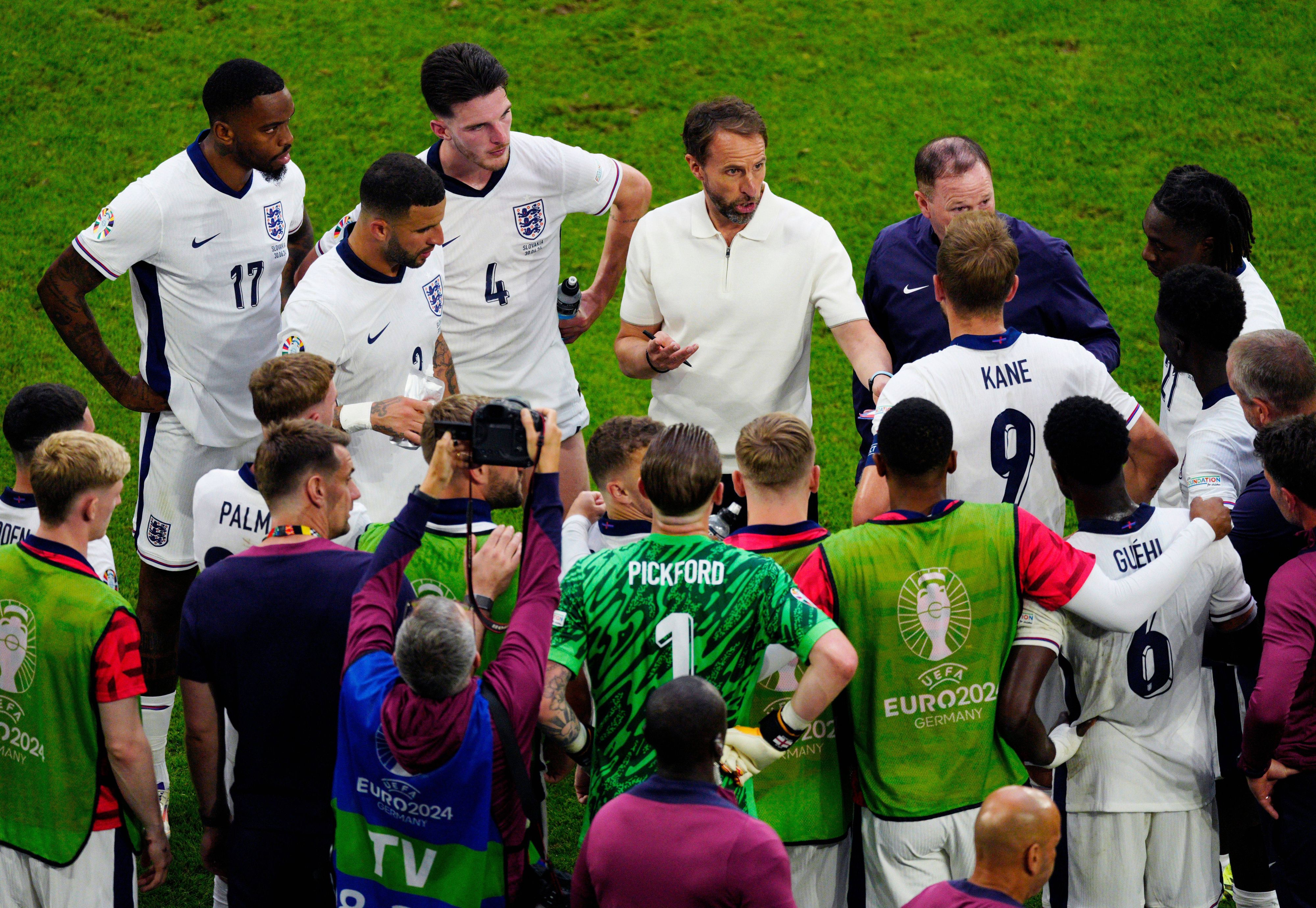 Das englische Team steht hinter Trainer Gareth Southgate.