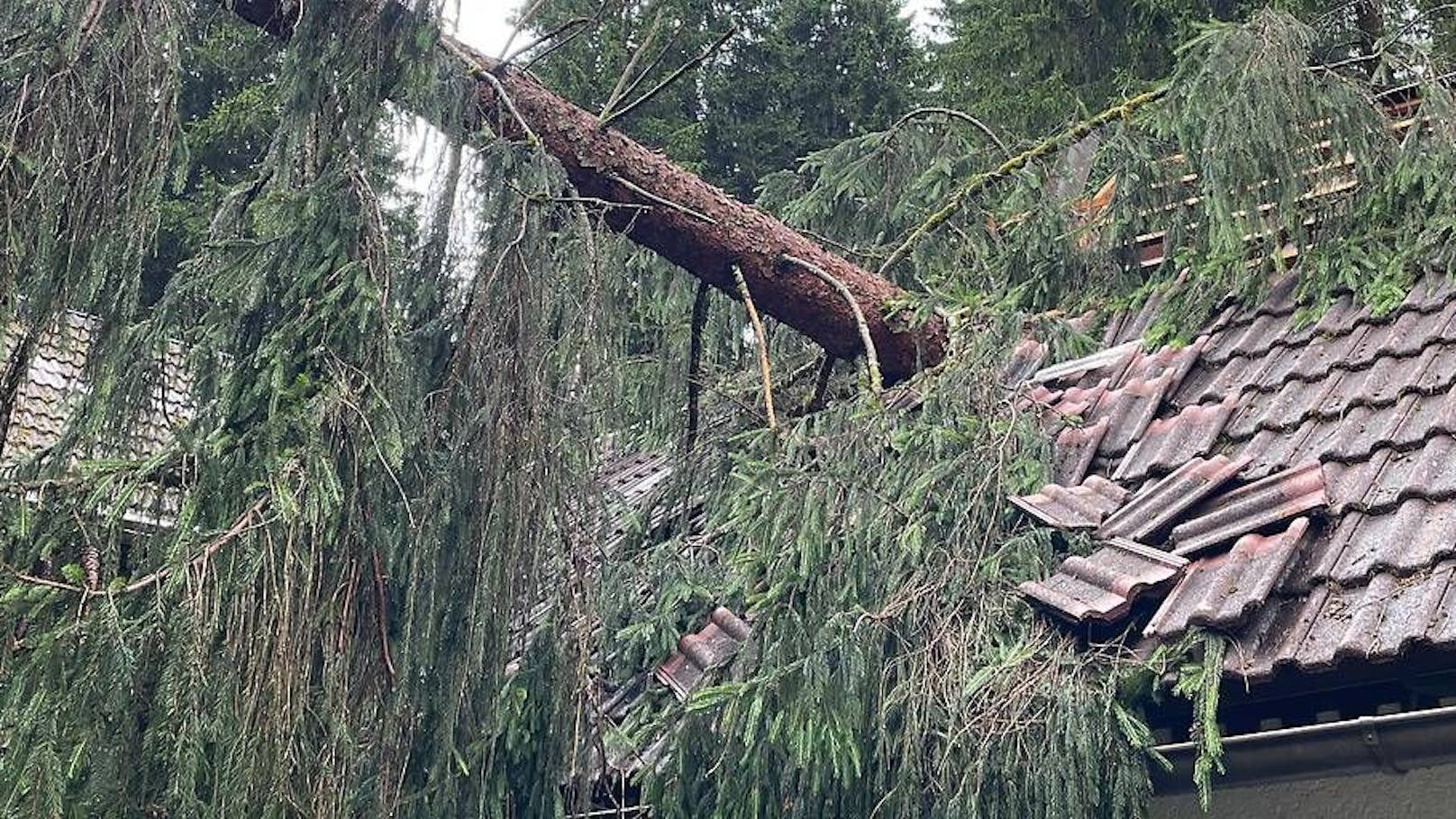 Unwetter wütet wie wild – Haus komplett zerstört