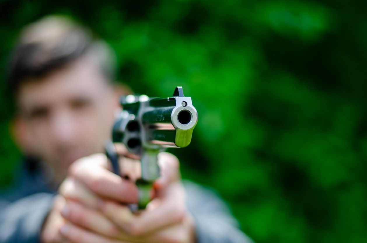 Vor der Polizei riss der Mann plötzlich einen Revolver aus einem Sackerl. Symbolbild
