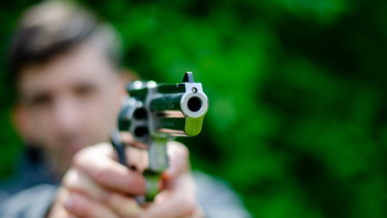 Ein Mann mit Revolver. Symbolbild