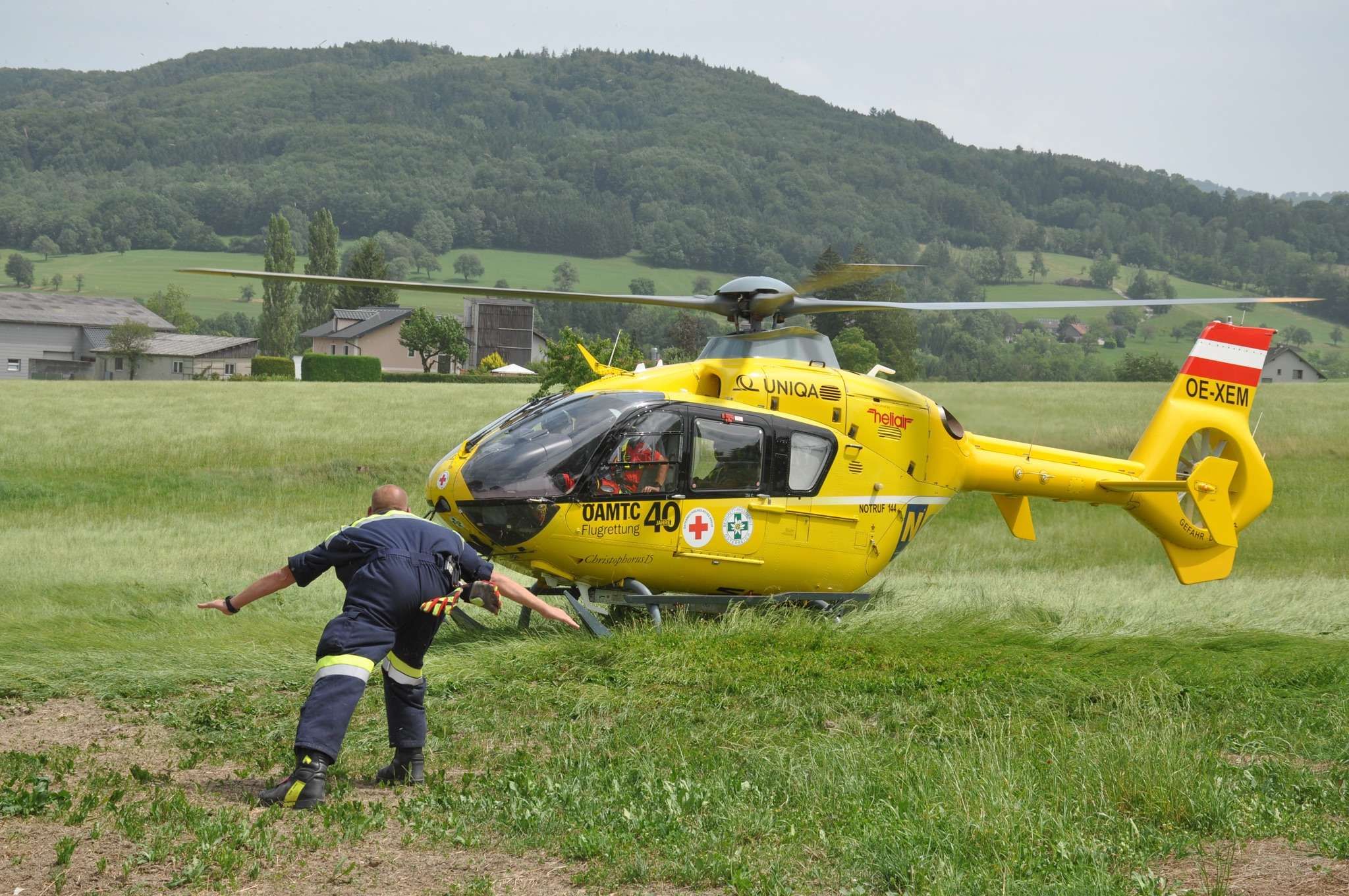 Der verletzte Landwirt musste mit dem Notarzthubschrauber ins Krankenhaus geflogenw erden