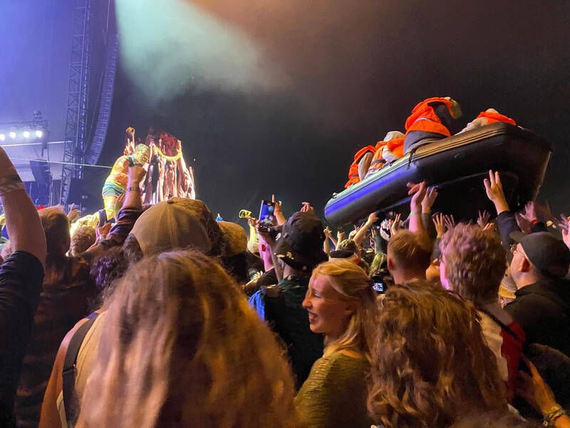 Das Rettungsboot verwirrt beim Glastonbury-Festival die Menge. Nun ist klar, dass es sich um eine Aktion von Banksy handelt.