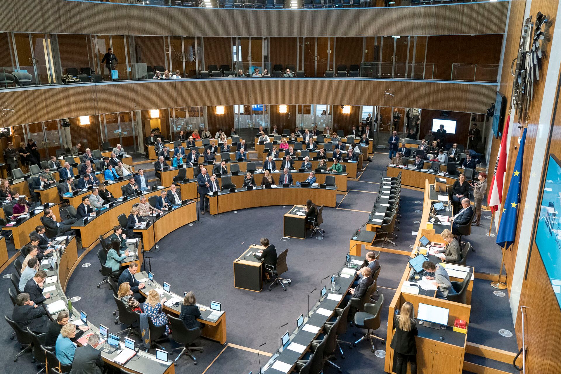 Derzeit verdienen Nationalratsabgeordnete mehr als 10.000 Euro.