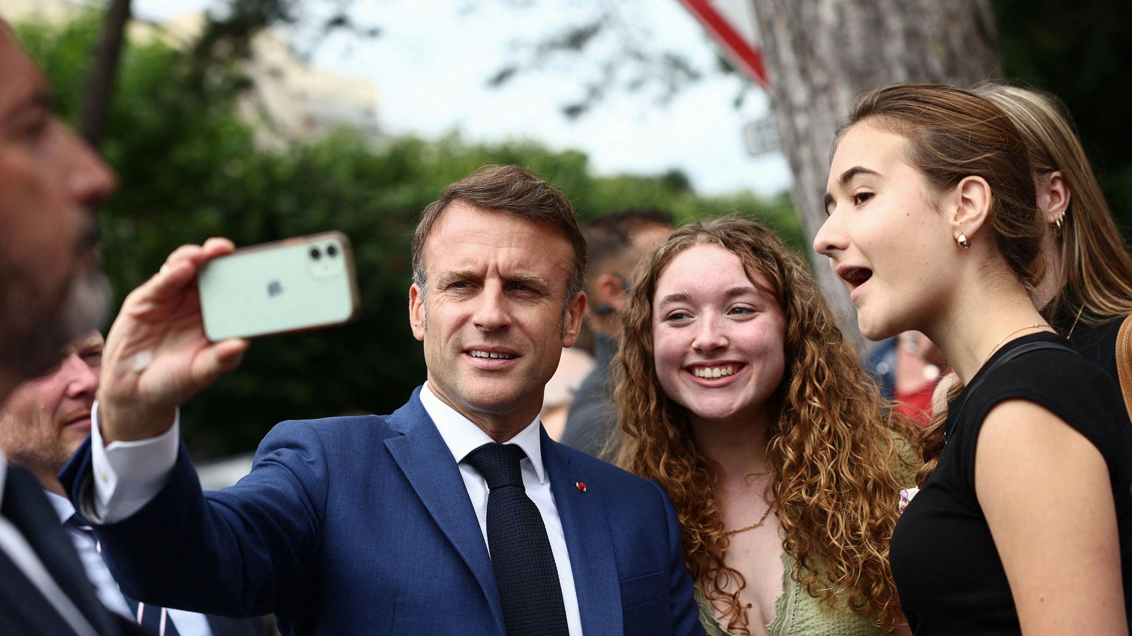 Ein Selfie geht immer, aber die Popularität von Macron war zuletzt im Sinkflug