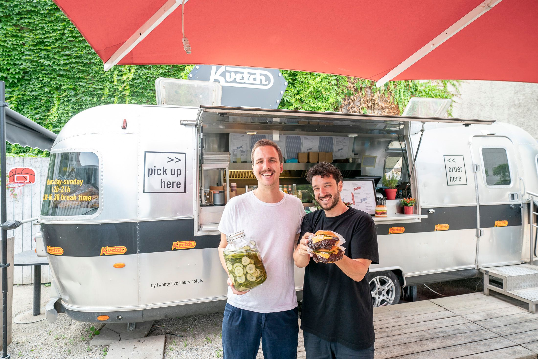 Jan Hasler (28) und Elior Molcho (38) (v.li.) haben im 25 Hours ihr zweites Lokal eröffnet. Hier verkaufen sie 