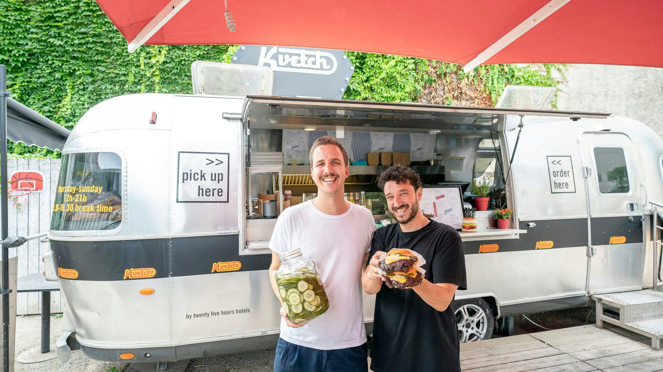 Jan Hasler (28) und Elior Molcho (38) (v.li.) haben im 25 Hours ihr zweites Lokal eröffnet. Hier verkaufen sie "Smash Burger"