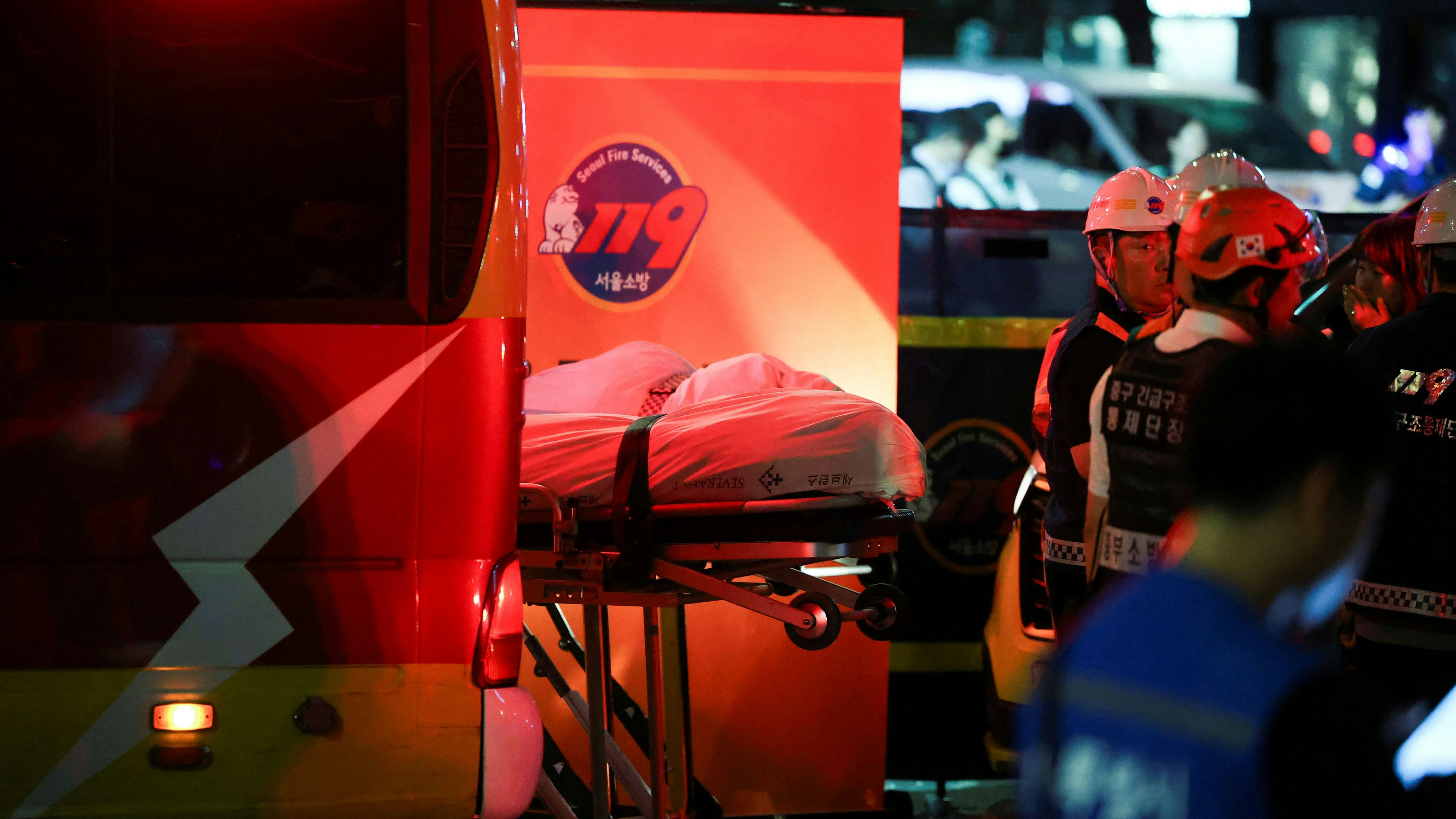 In Seoul ist ein Auto in eine Menschenmenge gerast, wobei mindestens neun Menschen getötet und weitere verletzt wurden.