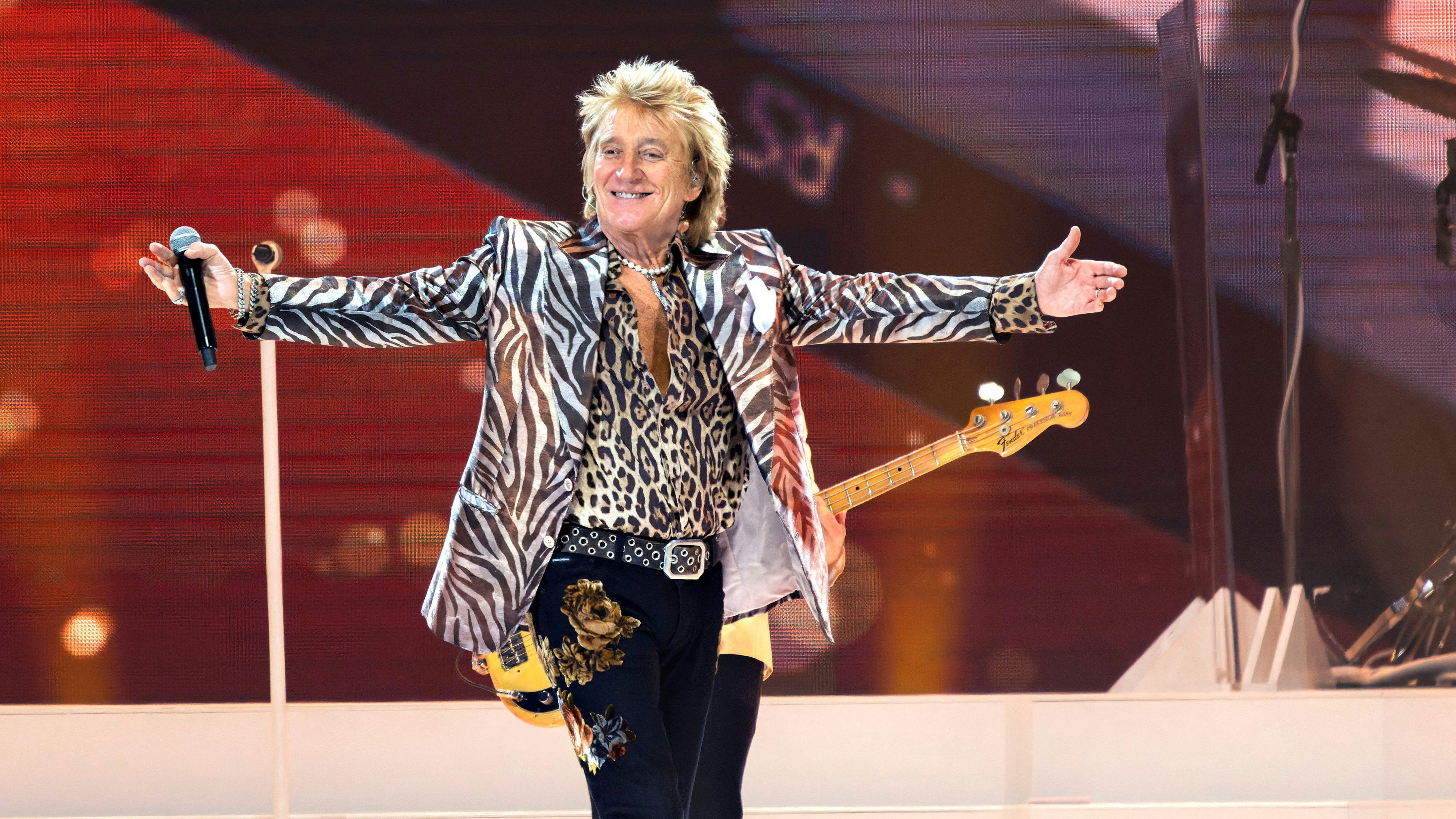 Rod Stewart liebt es, sich in Sachen Mode auszutoben. Seine Markenzeichen? Stachelfrisur und Leoprint-Looks.
