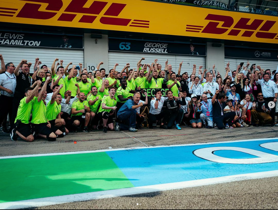 Birgit Lauda (rechts vorne) besuchte den Rennstall ihres verstorbenen Mannes