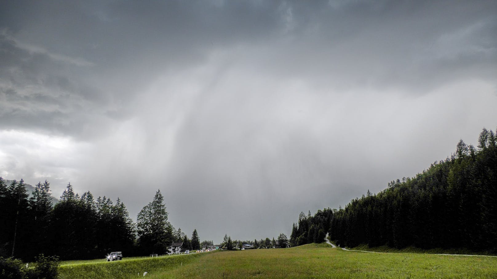 Gewitter mit Hagel, Starkregen ziehen durch Österreich