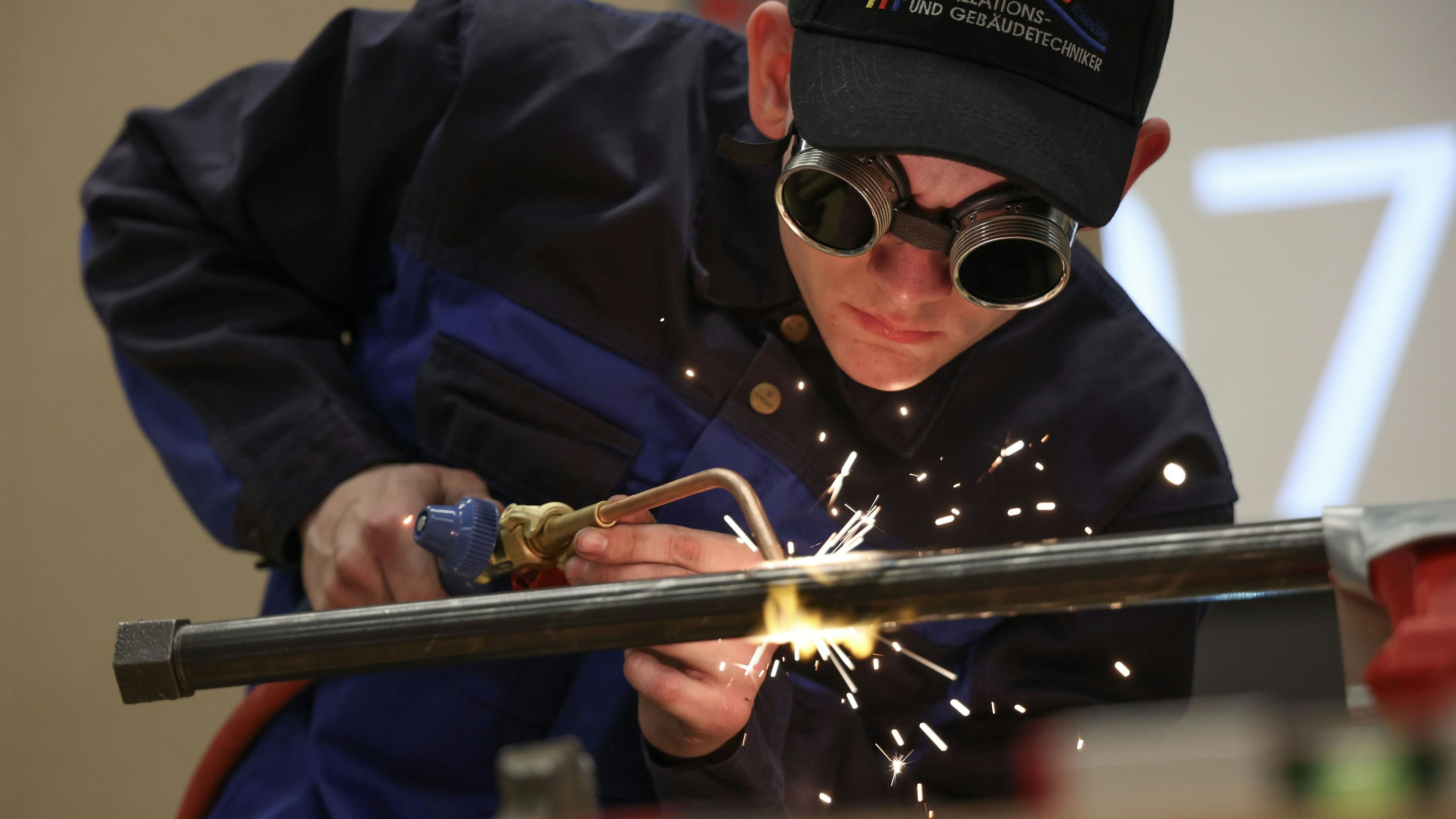 Download von www.picturedesk.com am 01.07.2024 (12:49).  Feature Wirtschaft, Lehrling, Lehrstelle, Arbeitsplatz, Metallbearbeitung, Installateur, Arbeitsstelle, Lehrplatz, Ausbildung, Technik, Handwerk, Gewerbe, Fachkräfte, Fachkräftemangel, Konjunktur, Arbeitslosigkeit, Sicherheit, Arbeitsschutz, Lehre, Genauigkeit, Handarbeit, Facharbeiter, Geselle, Meister, Foto: Franz Neumayr 23.3.3024 - 20240321_PD23095 - Rechteinfo: Rights Managed (RM)