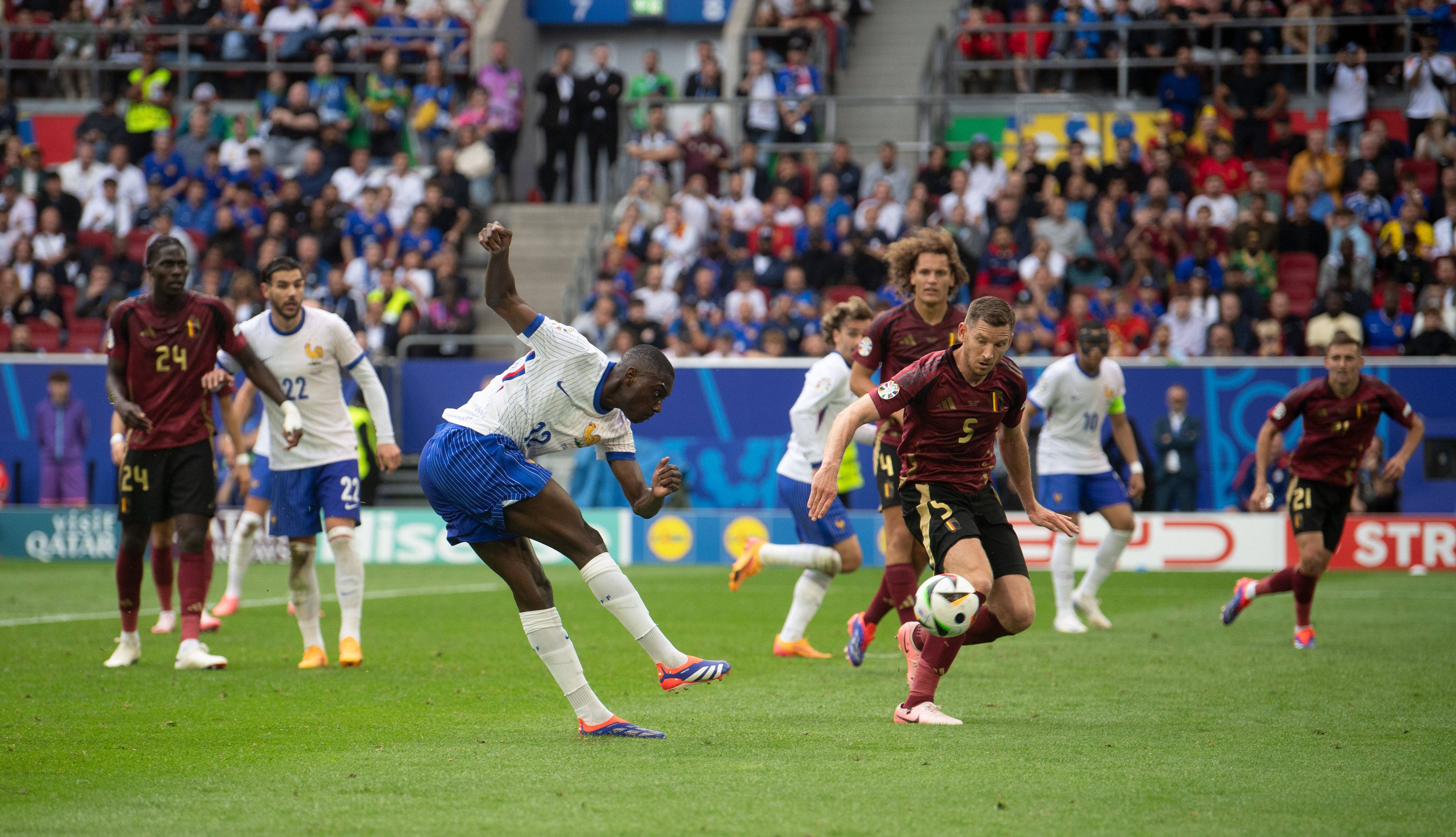 Vertonghen fälscht den Schuss von Kolo Muani zum entscheidenden Gegentor ins Netz.