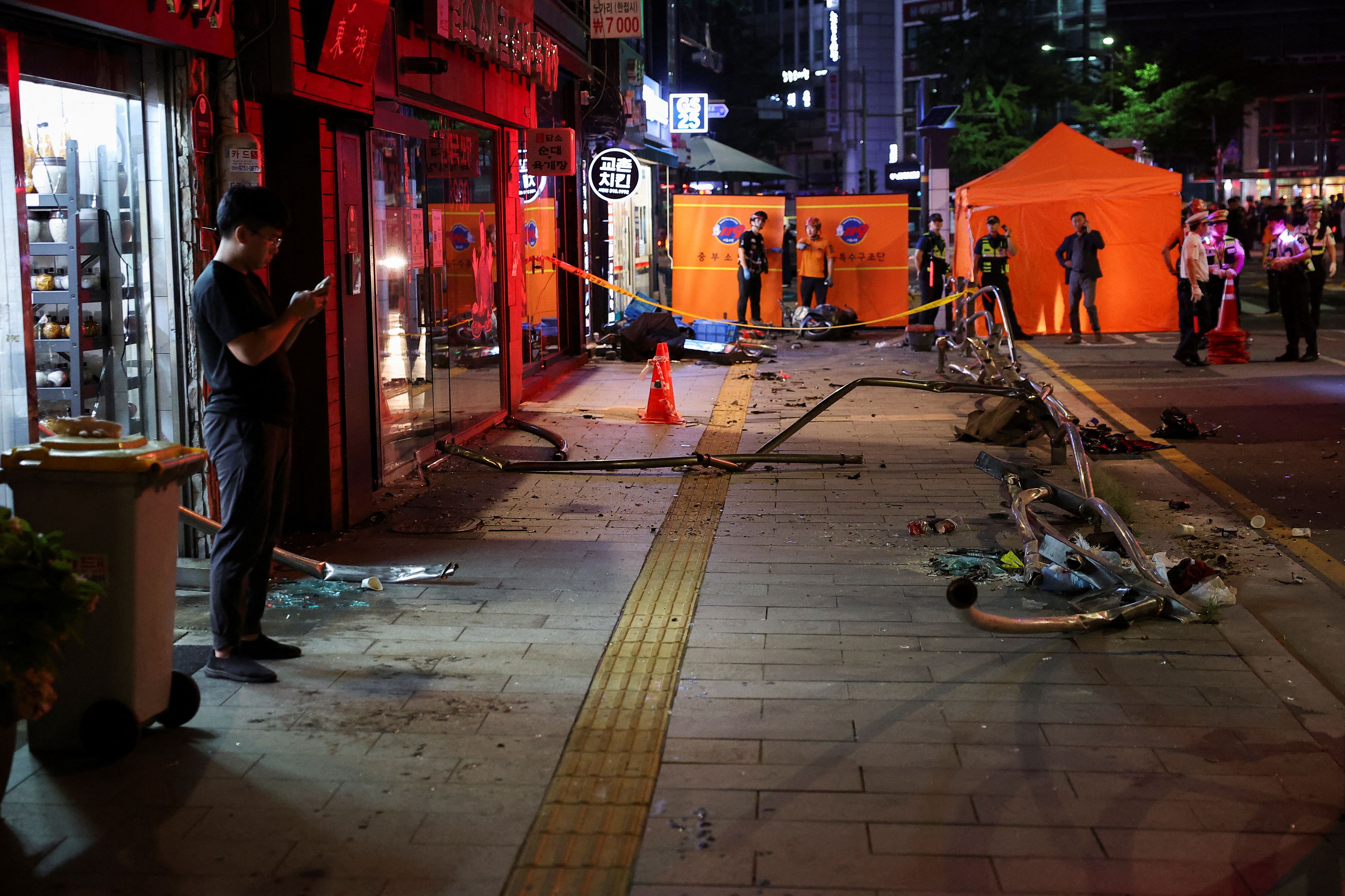 In Seoul ist ein Auto in eine Menschenmenge gerast, wobei mindestens neun Menschen getötet und weitere verletzt wurden.