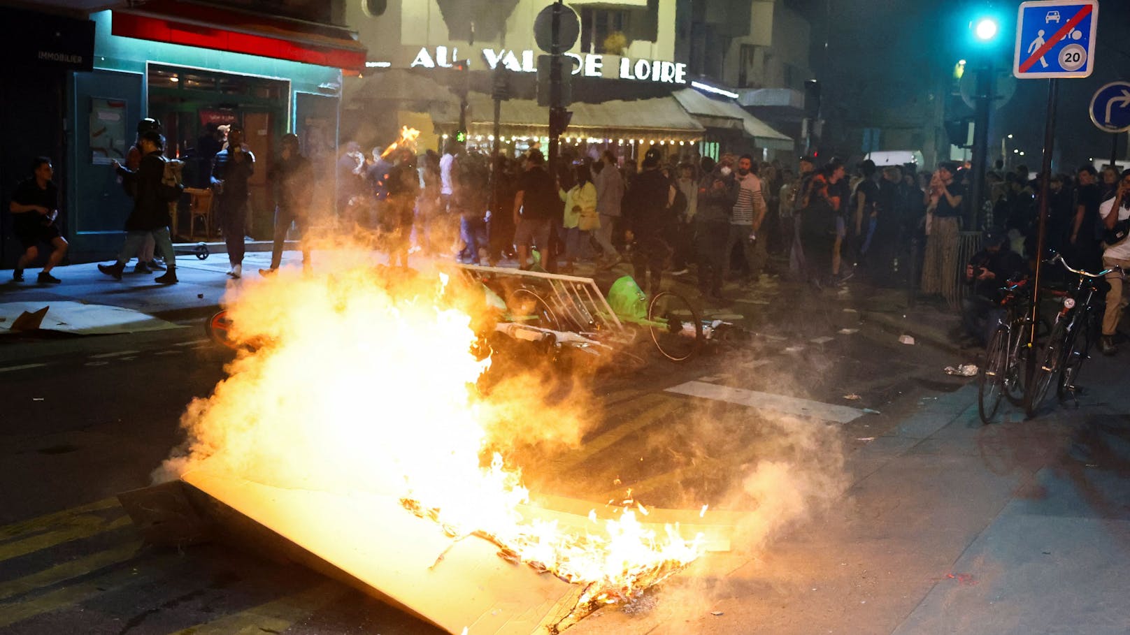 Als Reaktion auf den Wahlsieg von Marine Le Pens "Rassemblement National" kam es am Sonntagabend zu teilweise schweren Ausschreitungen in Paris.