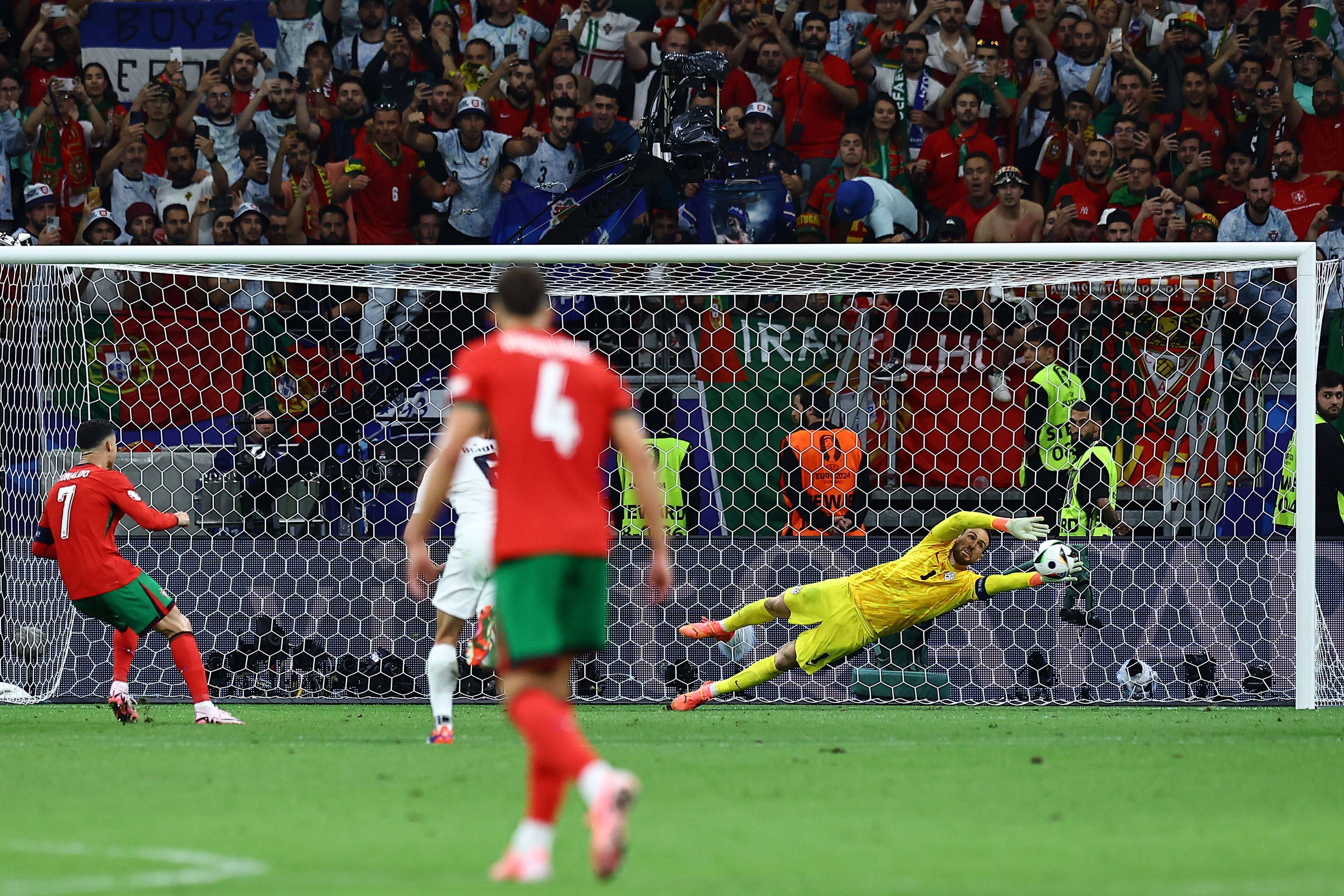 Ronaldo verschießt den Elfer gegen Oblak.