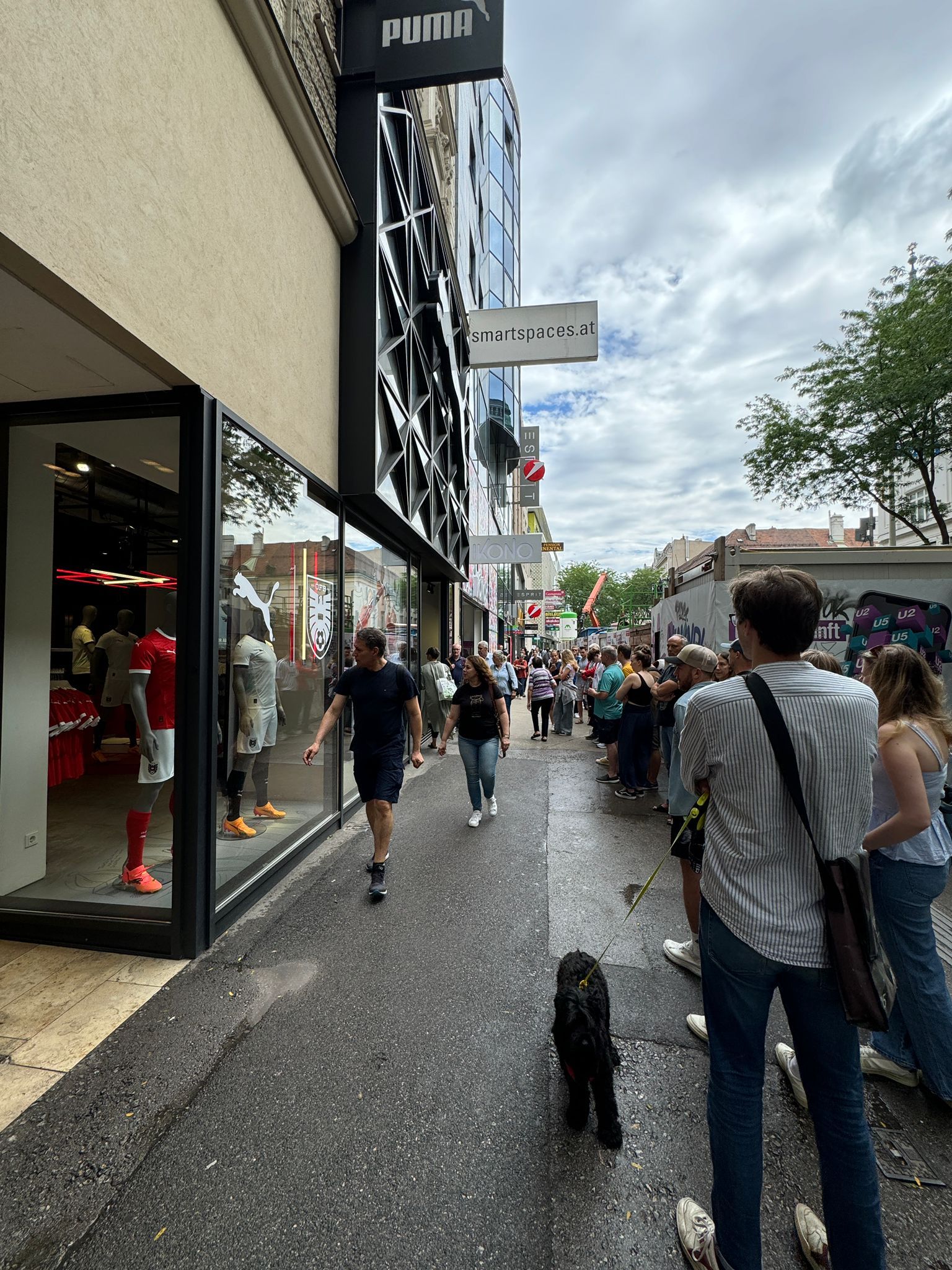 Riesiger Ansturm auf den Puma-Shop auf der Mahü