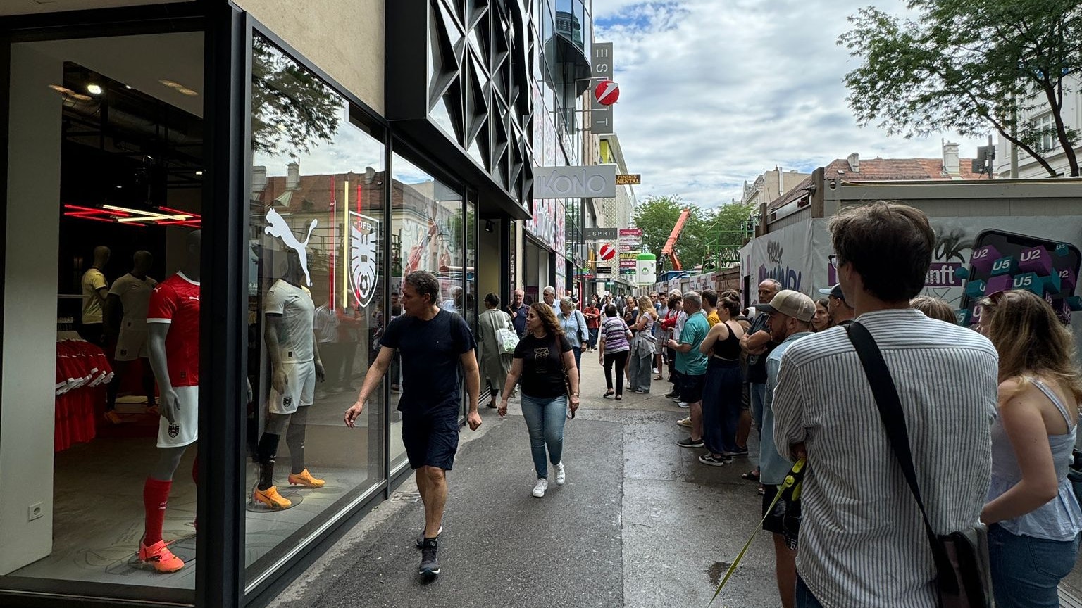 Riesiger Ansturm auf den Puma-Shop auf der Mahü