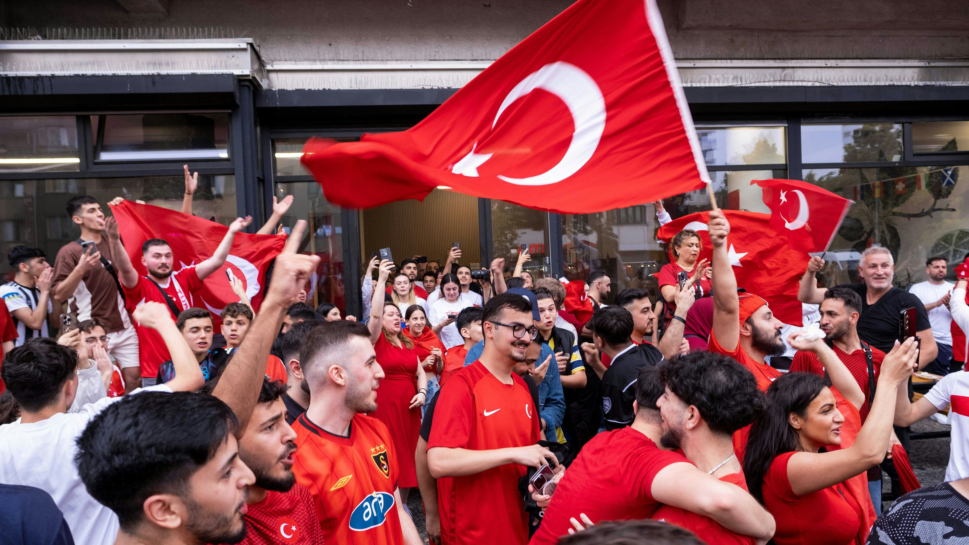 In Wien hat die türkische Community einige Hotspots, wo sie die EM-Spiele ihrer Mannschaft verfolgt (Symbolbild).