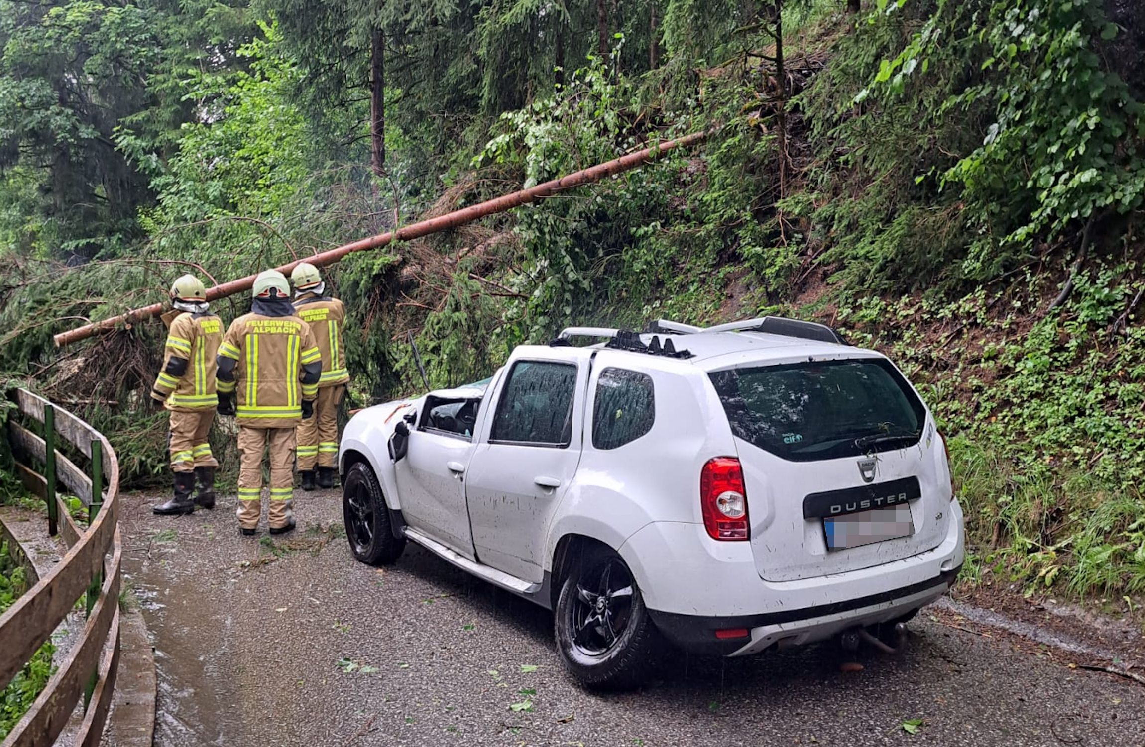 Am Auto entstand Totalschaden, der Lenker wurde im Kopf- und Nackenbereich verletzt.
