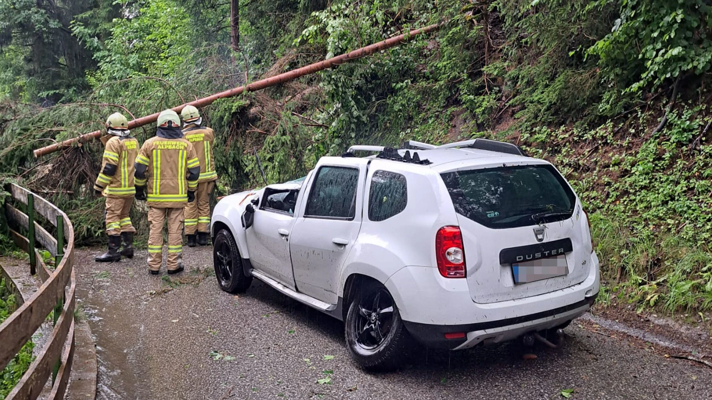 Am Auto entstand Totalschaden, der Lenker wurde im Kopf- und Nackenbereich verletzt.