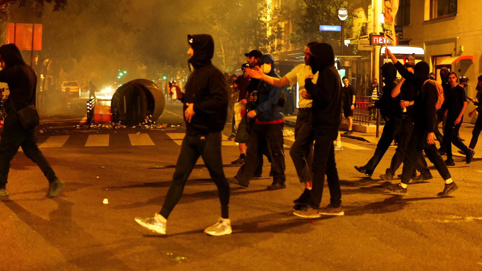 Als Reaktion auf den Wahlsieg von Marine Le Pens "Rassemblement National" kam es am Sonntagabend zu teilweise schweren Ausschreitungen in Paris.