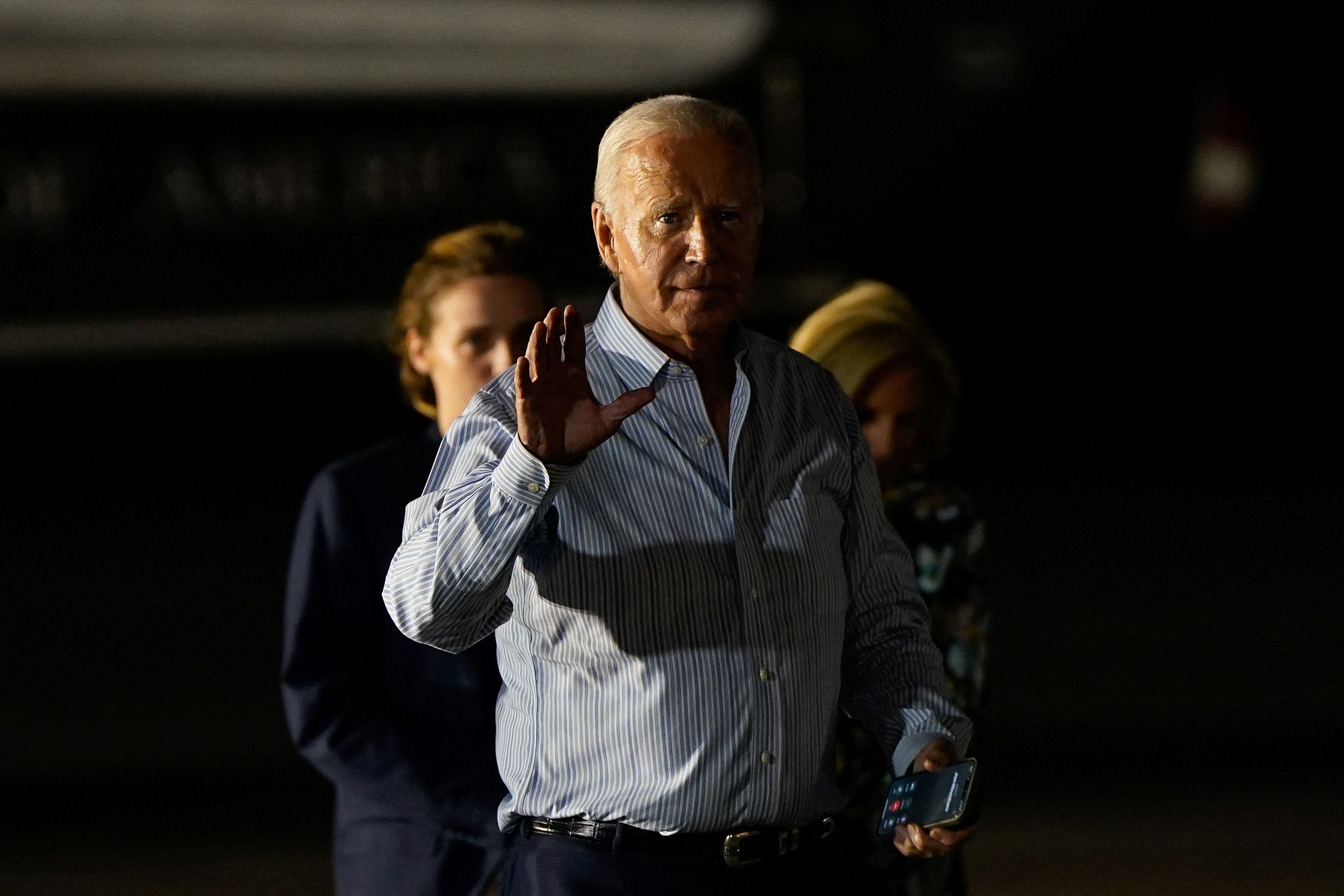US-Präsident Joe Biden beim Umstieg von Marine One auf die Air Force One in Burlington County, New Jersey, am 29. Juni 2024.
