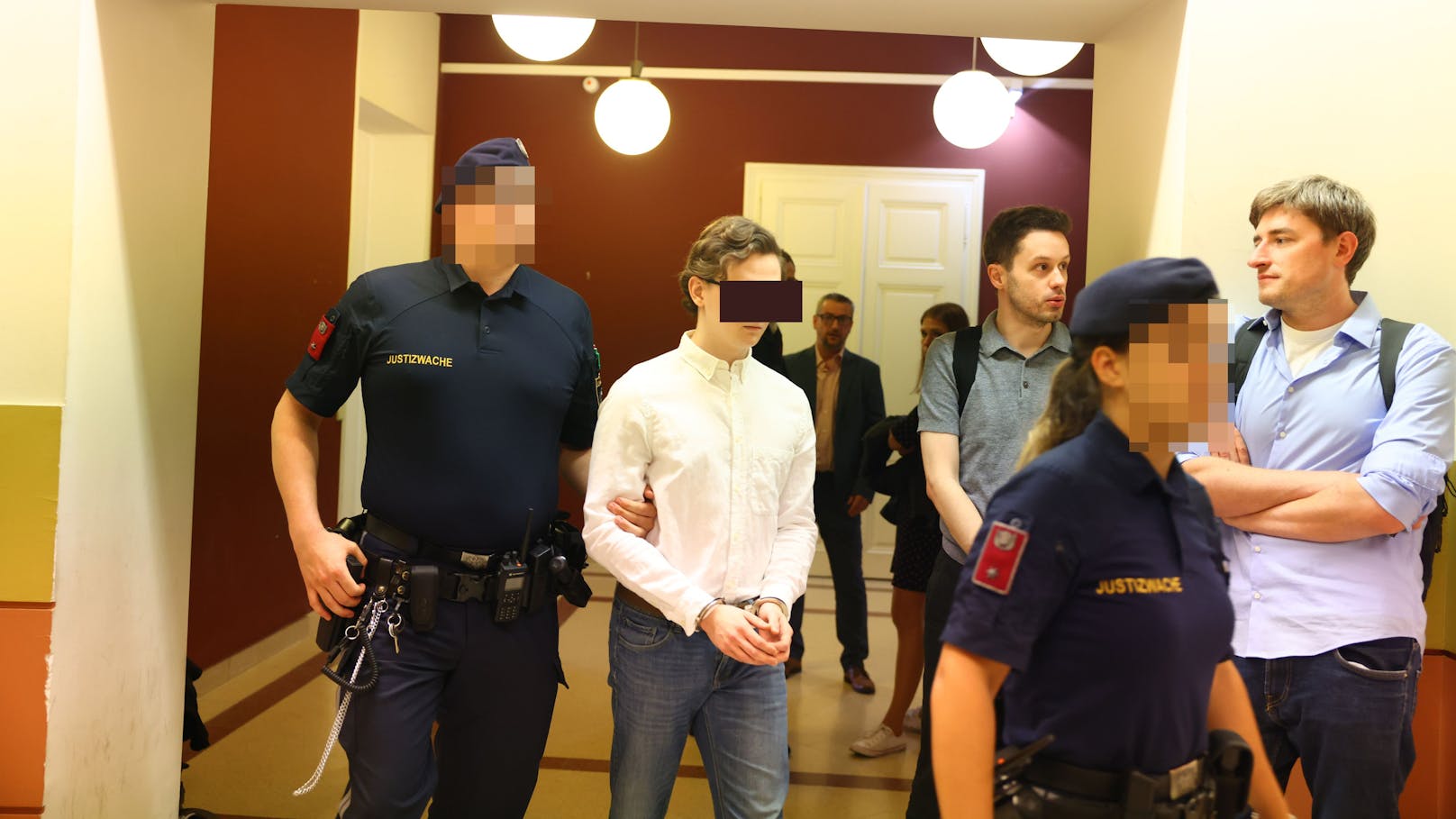 Der unscheinbare Ex-Musterschüler vor seinem Prozess am Wiener Landl – er kam in Turnschuhen, Jeans und weißem Hemd.