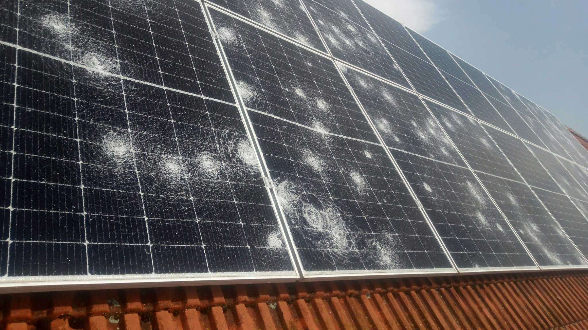 Die PV-Anlage am Dach von Eggenhofers Betrieb bekam einiges ab.