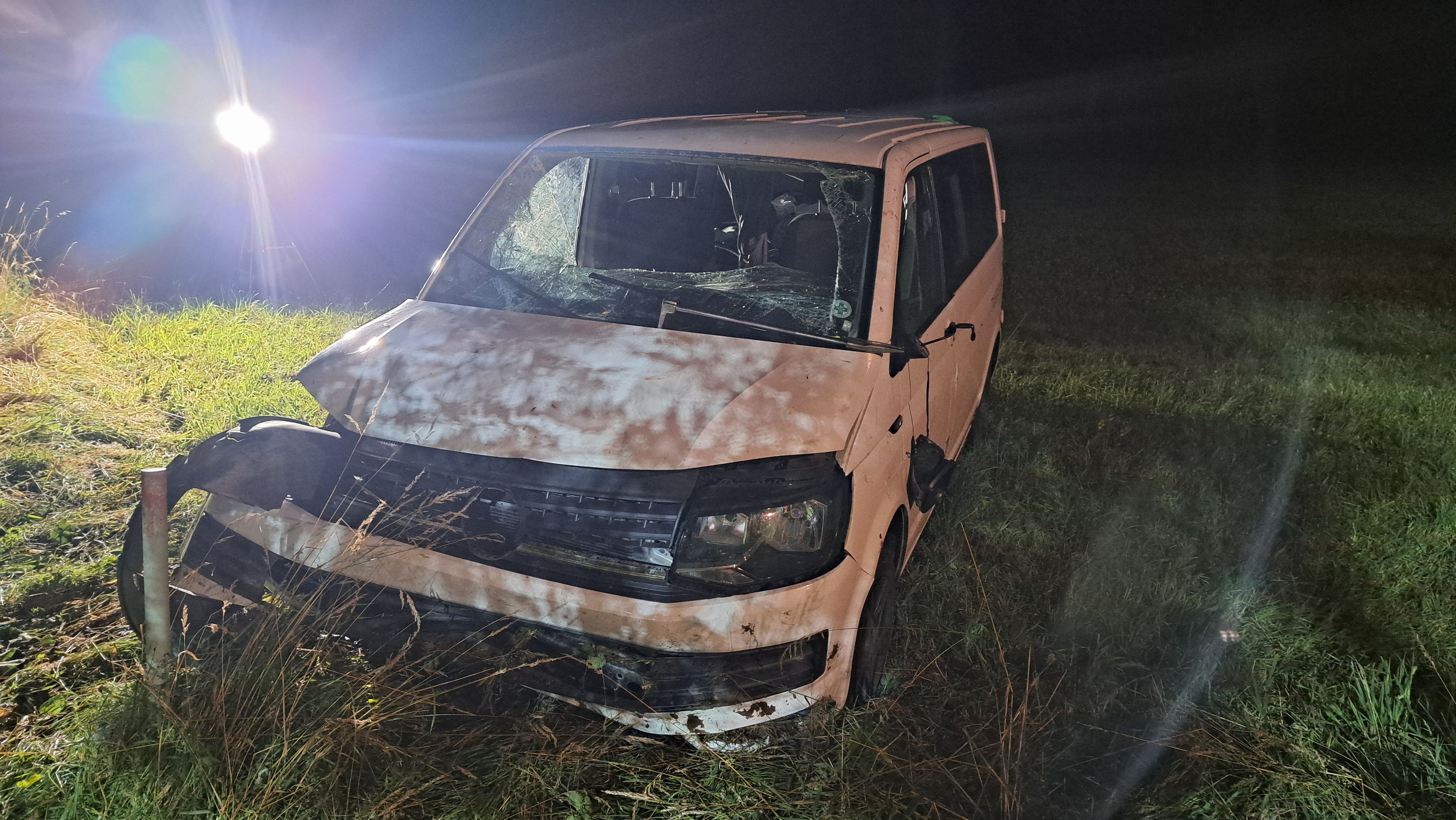 Zwei Personen saßen in dem Bus: Sie wurden beide verletzt und kamen ins Spital. 