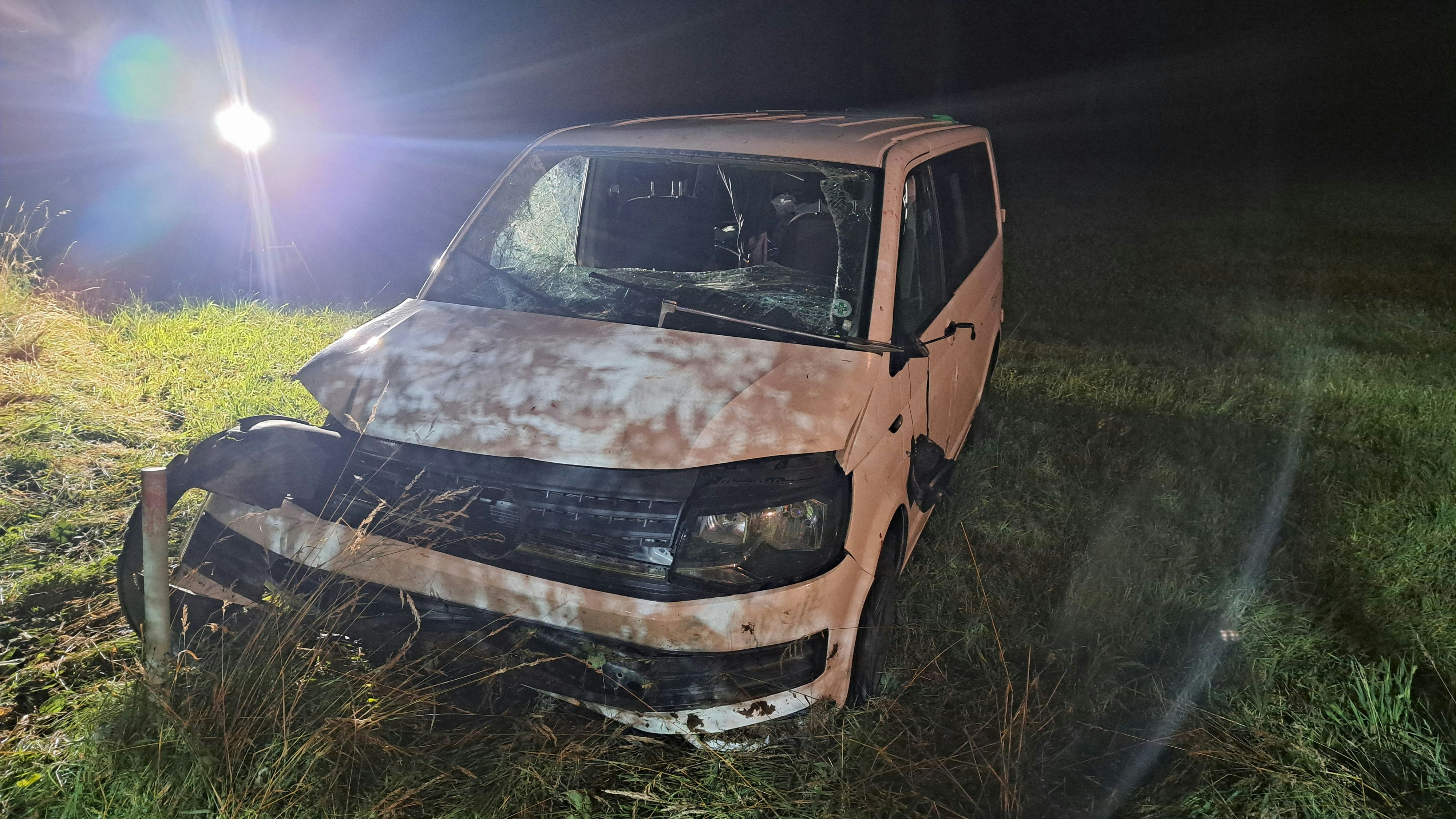 Zwei Personen saßen in dem Bus: Sie wurden beide verletzt und kamen ins Spital. 