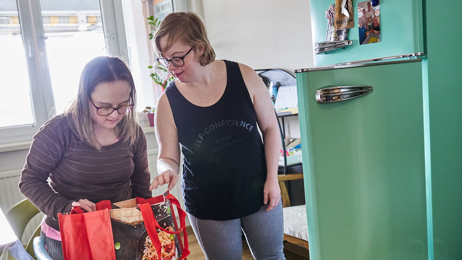 Lisa und Eva Maria kümmern sich gemeinsam um den Haushalt. Das Highlight in ihrer Küche ist der mintfarbene Retro-Kühlschrank, an dem auch die Wochenpläne befestigt werden.