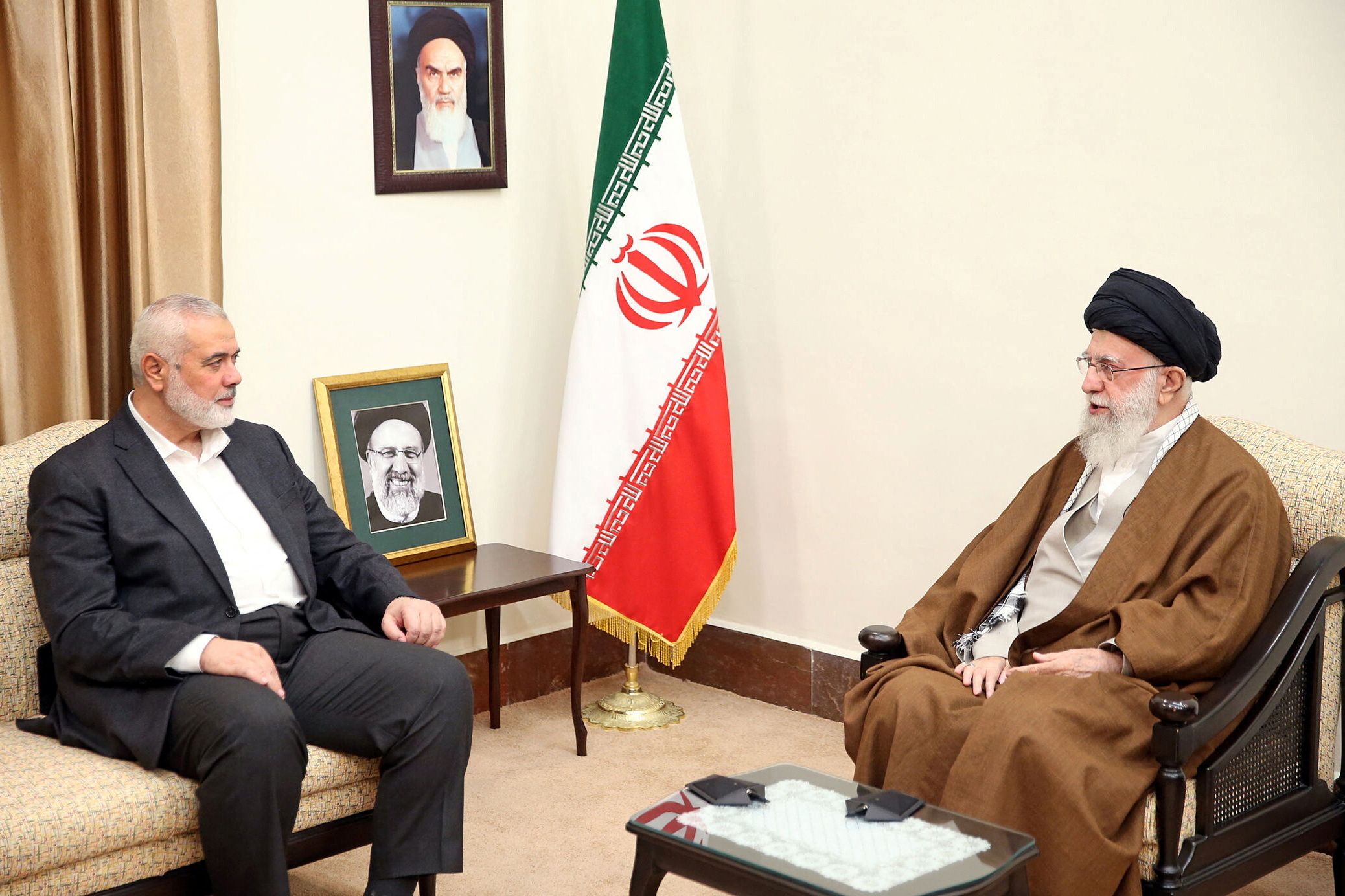 Irans Oberster Führer Ayatollah Ali Khamenei trifft den obersten Führer der palästinensischen Gruppe Hamas, Ismail Haniyeh, in Teheran im Mai 2024.