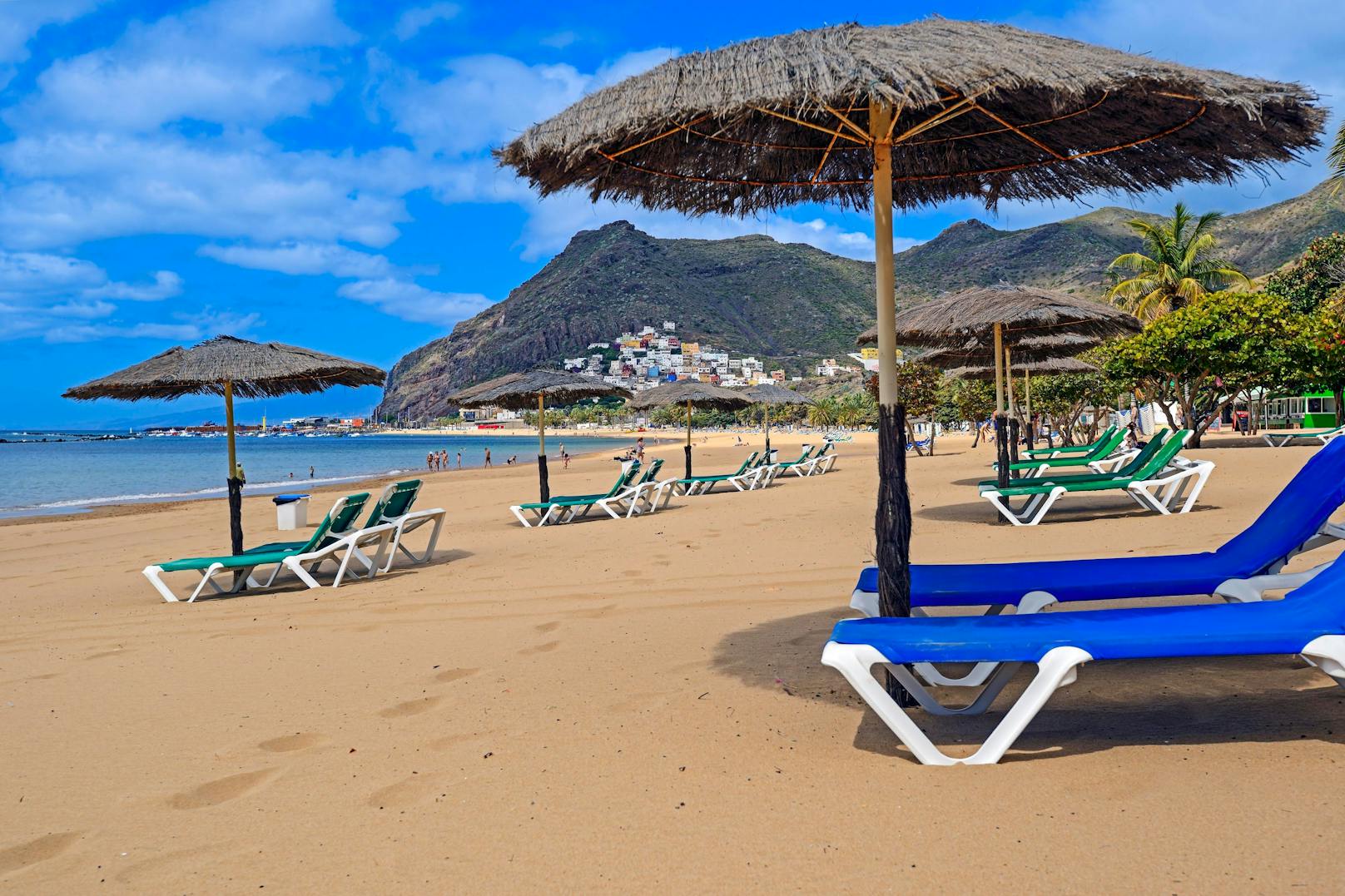 <strong>Platz 4: Playa de las Teresitas</strong> auf Teneriffa (Spanien). Hier kosten Sonnenliegen offenbar nichts, das Eis kommt auf 2 Euro, das große Bier auf 4 Euro, der Aperol Spritz auf 7 Euro und das Wasser auf 0,71 Euro.