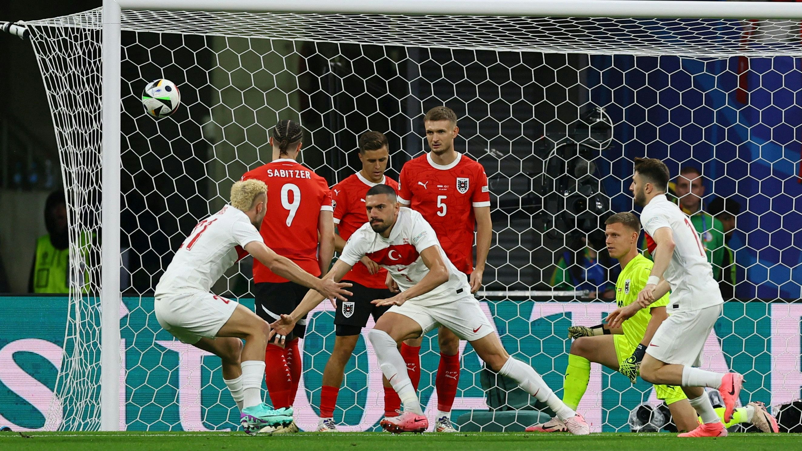 Merih Demiral schießt die Türkei aus kurzer Distanz in Front. 