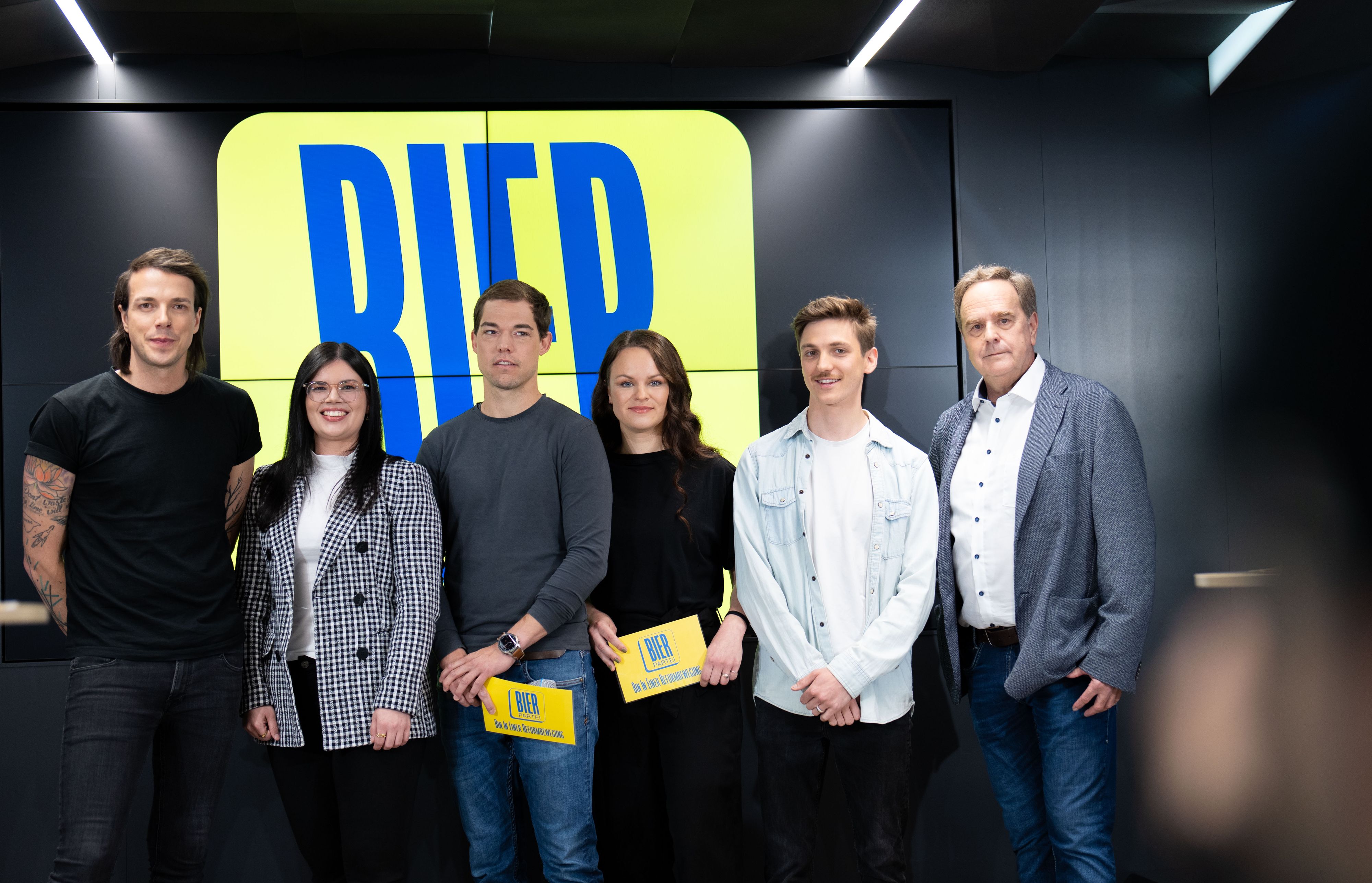 Bierparteichef Dominik Wlazny, Viktoria Müllner, Thomas Schuster, Eva Loigge, Stefan Obkircher und Heinrich Leskowschek am Mittwoch, 08. Mai 2024, während einer PK der Bierpartei zum Thema 