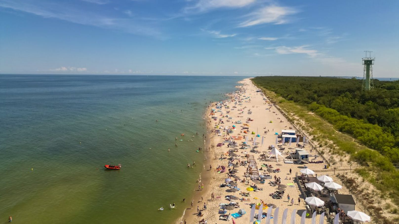 <strong>Platz 10: Plaża Jastarnia</strong> in der polnischen Stadt Hel. Hier kostet die Strandliege 13 Euro, eine Kugel Eis 2,11 Euro, ein großes Bier 3,50 Euro, ein Aperol Spritz 5,70 Euro und die Flasche Wasser 0,53 Euro.