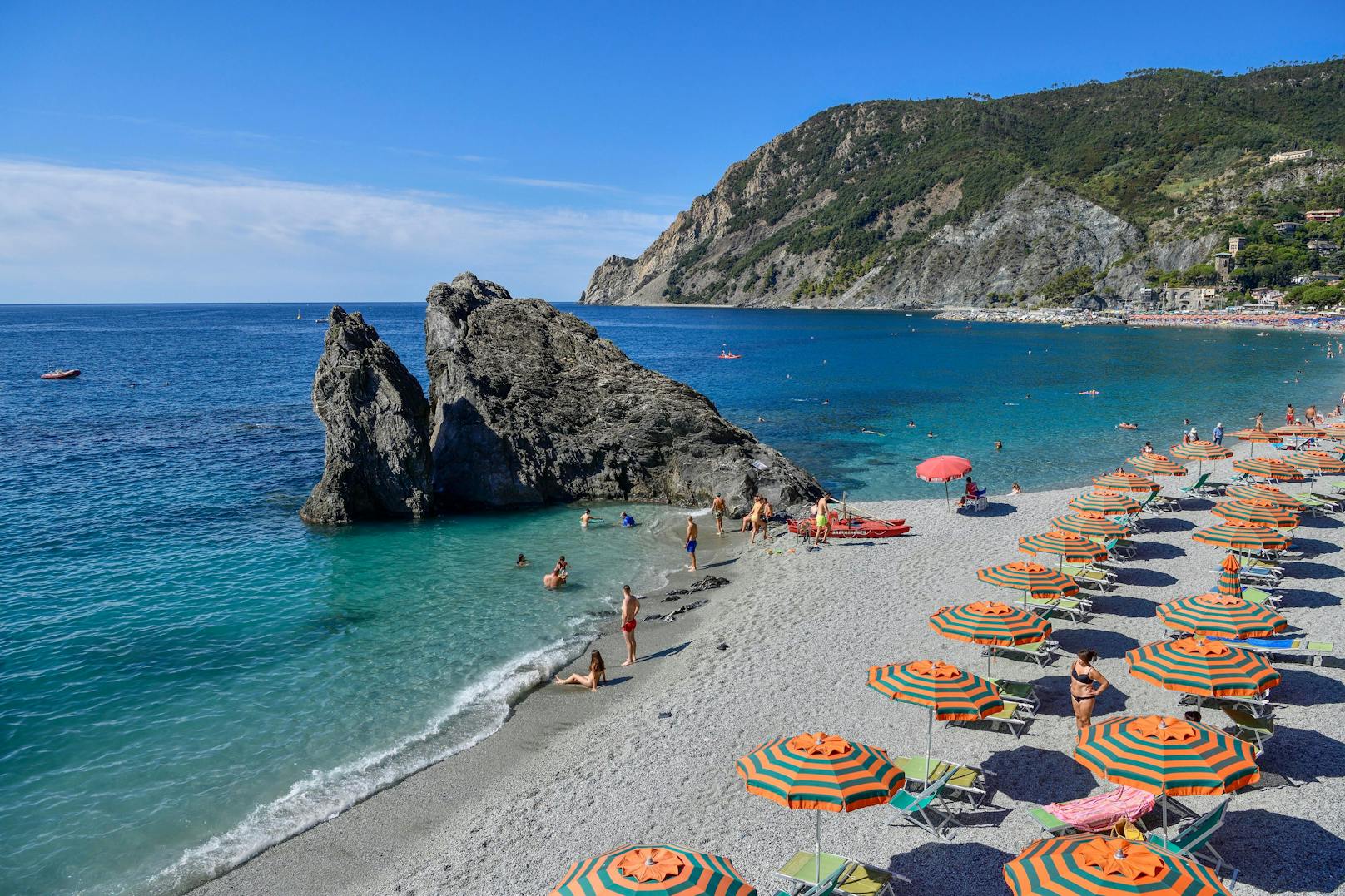 <strong>Platz 5: Scoglio di Monterosso</strong> in Italien. Hier muss man für die Liege 10 Euro, für ein Eis 2 Euro, für ein großes Bier 4 Euro, für einen Aperol Spritz 6 Euro und für ein Wasser 0,53 Euro rechnen.