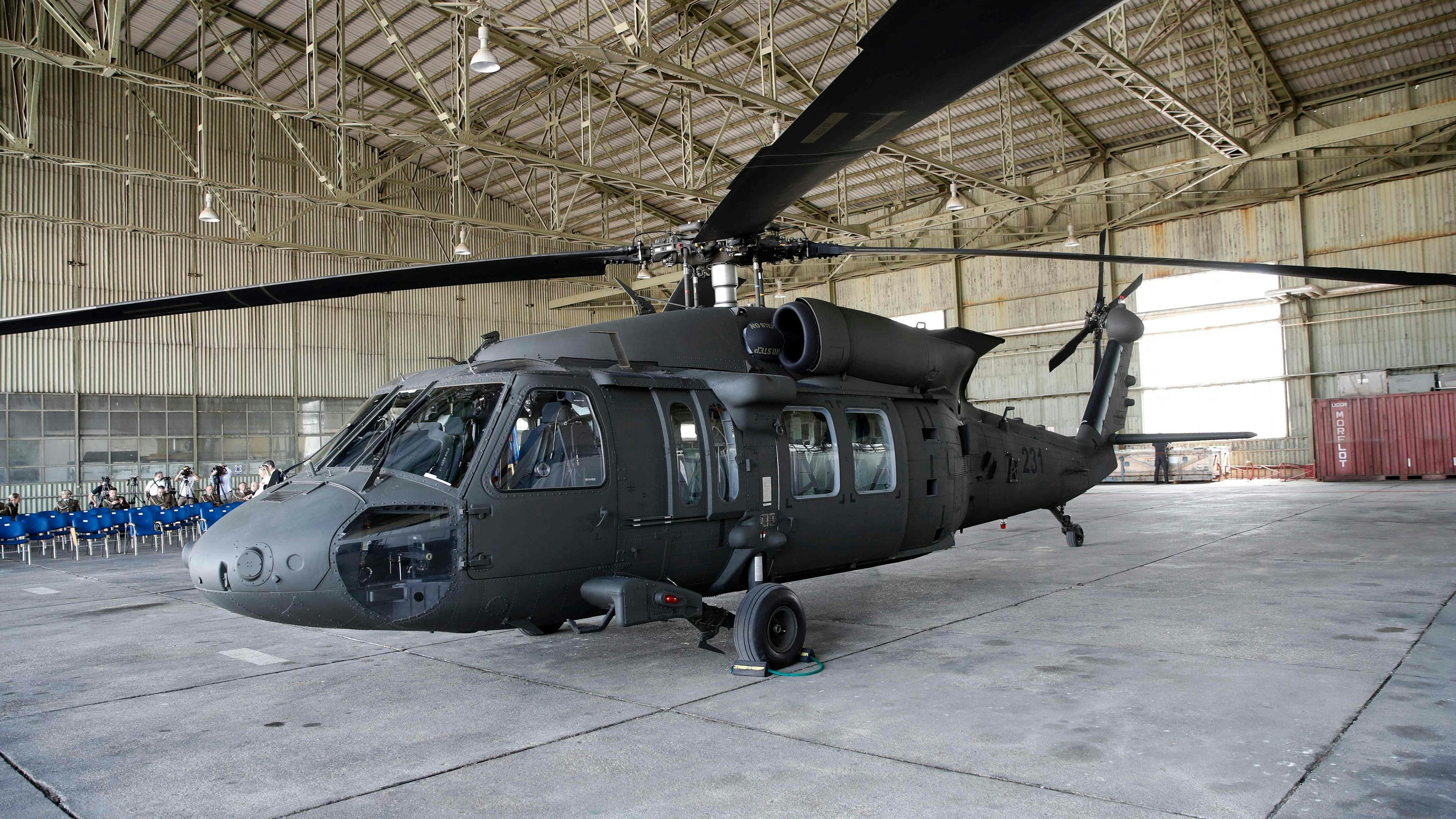 Download von www.picturedesk.com am 02.07.2024 (15:59).  A picture shows a Helicopter UH-60M Black Hawk, a donation of the United States of America to the Republic of Croatia in the aerodrome hangar at Zagreb airport on May 25, 2022 during the official handover. - The United States donated helicopters UH-60M Black Hawk to Croatia as part of strengthening cooperation between the two countries and NATO in Eastern Europe. (Photo by Denis LOVROVIC / AFP) - 20220525_PD8371 - Rechteinfo: Rights Managed (RM) Nur für redaktionelle Nutzung! Werbliche Nutzung erfordert Freigabe: bitte schicken Sie uns eine Anfrage.
