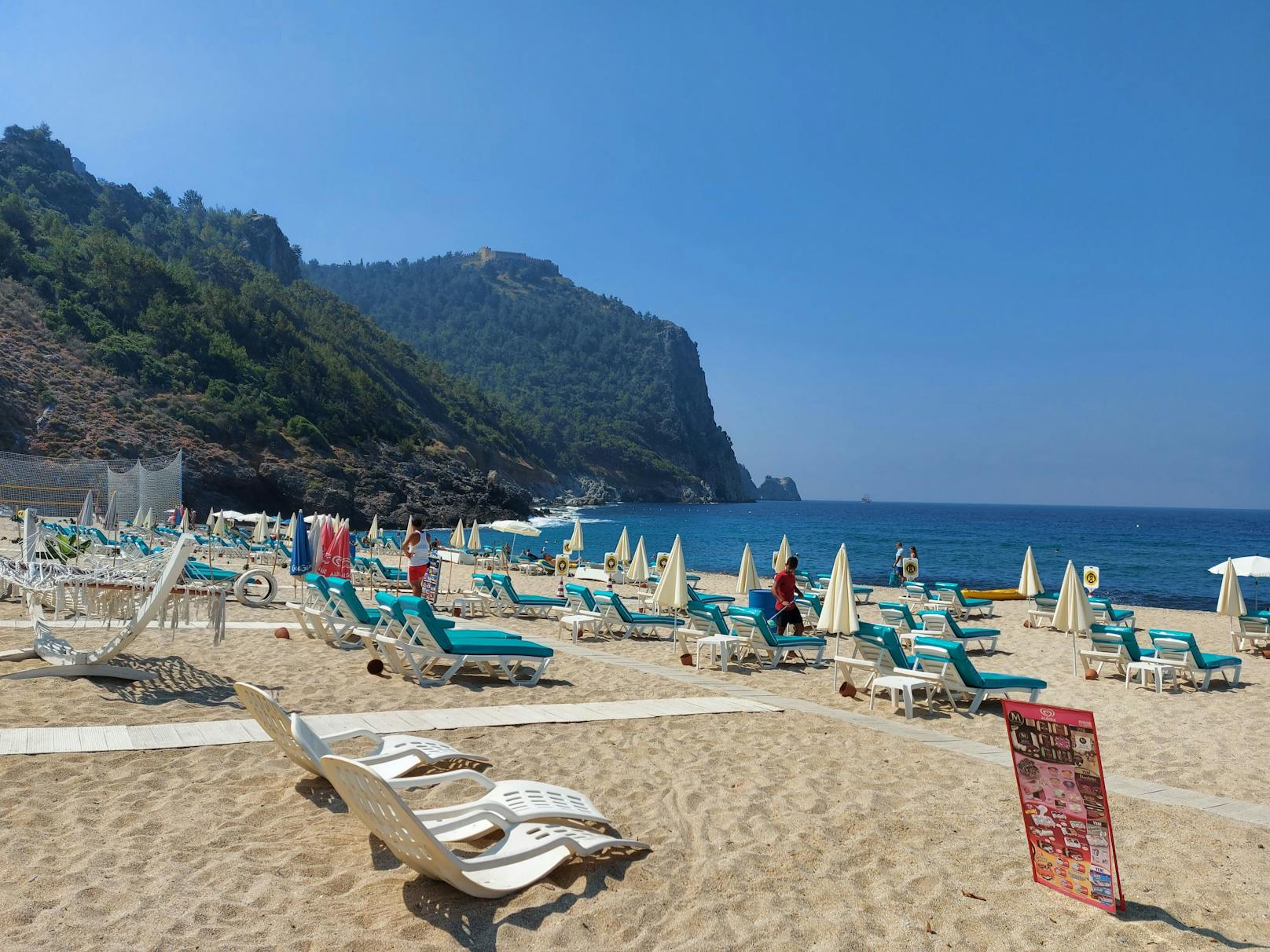 <strong>Platz 2: Kleopatra Beach</strong> in Alanya (Türkei). Die Preise: 7,50 Euro für eine Liege, 0,80 Euro für ein Eis, 2,17 Euro für ein großes Bier, 4 Euro für einen Aperol Spritz und 0,43 Euro für eine Flasche Wasser.