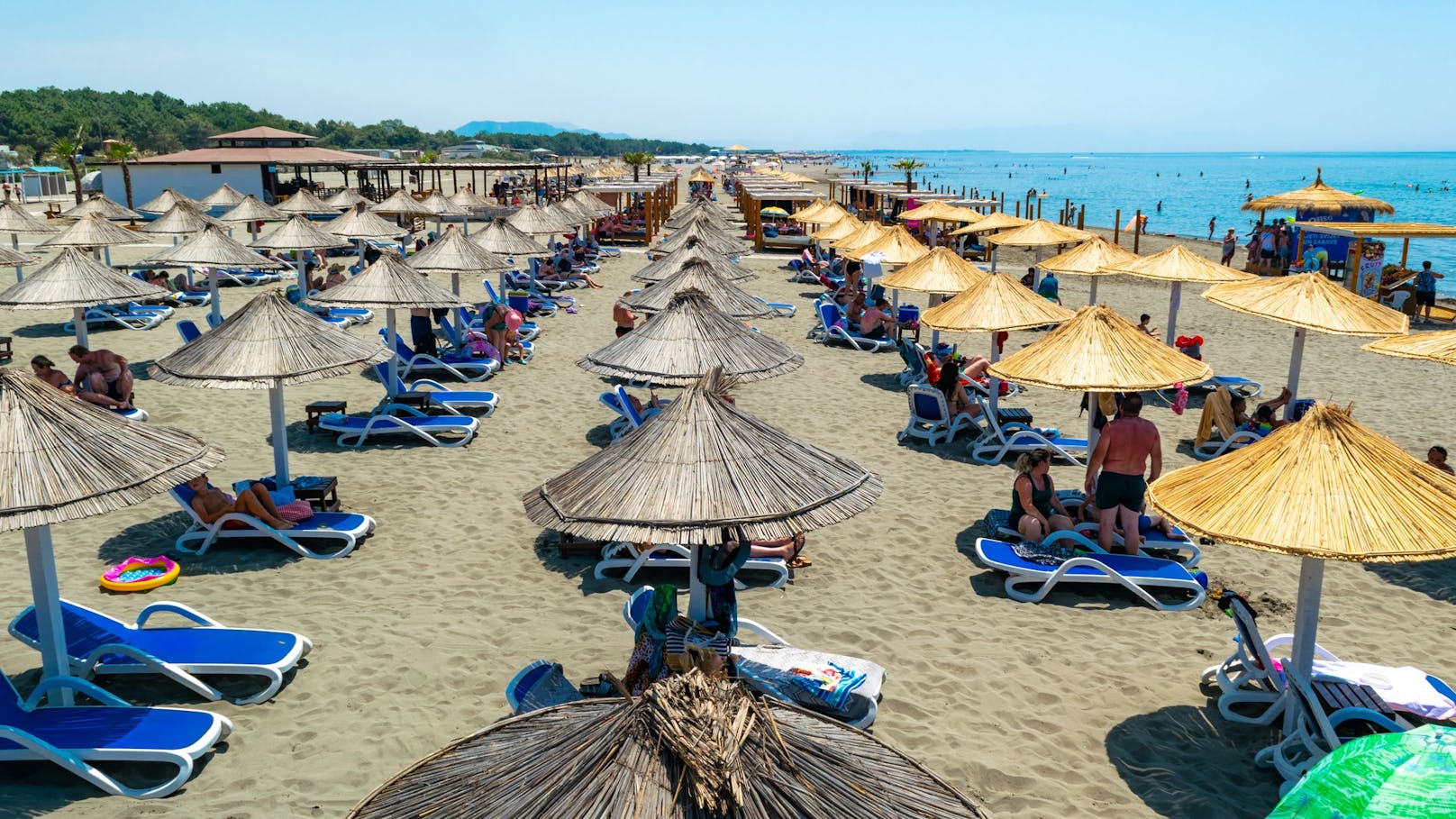 Der 12 Kilometer lange Velika Plaža (Pearl Beach) in der montenegrinischen Küstenstadt Ulcinj ist auf den ersten Blick von anderen Stränden an der Adria nicht zu unterscheiden