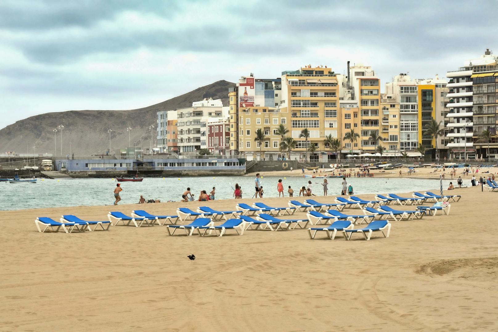 <strong>Platz 1: An der Playa de Las Canteras</strong> auf der Kanarischen Insel Gran Canaria in Spanien kostet die Sonnenliege pro Tag lediglich 3 Euro. Eine Eiskugel 2,10 Euro, ein großes Bier 3,50 Euro, ein Aperol Spritz 6 Euro und eine Flasche erfrischendes Wasser 1,02 Euro.