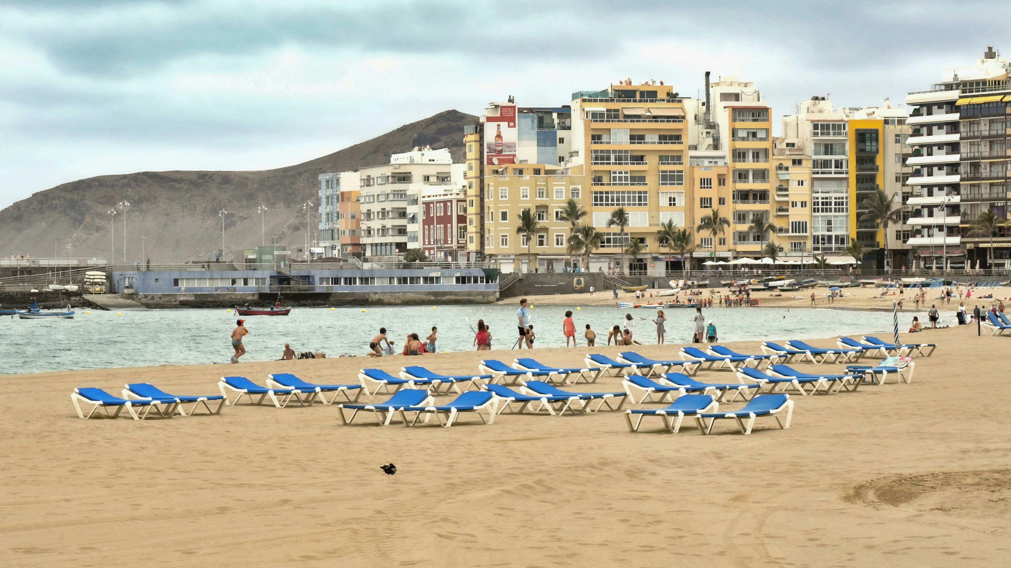 Download von www.picturedesk.com am 02.07.2024 (14:33).  View of the light beige sandy city beach - 20200720_PD10772 - Rechteinfo: Rights Managed (RM)