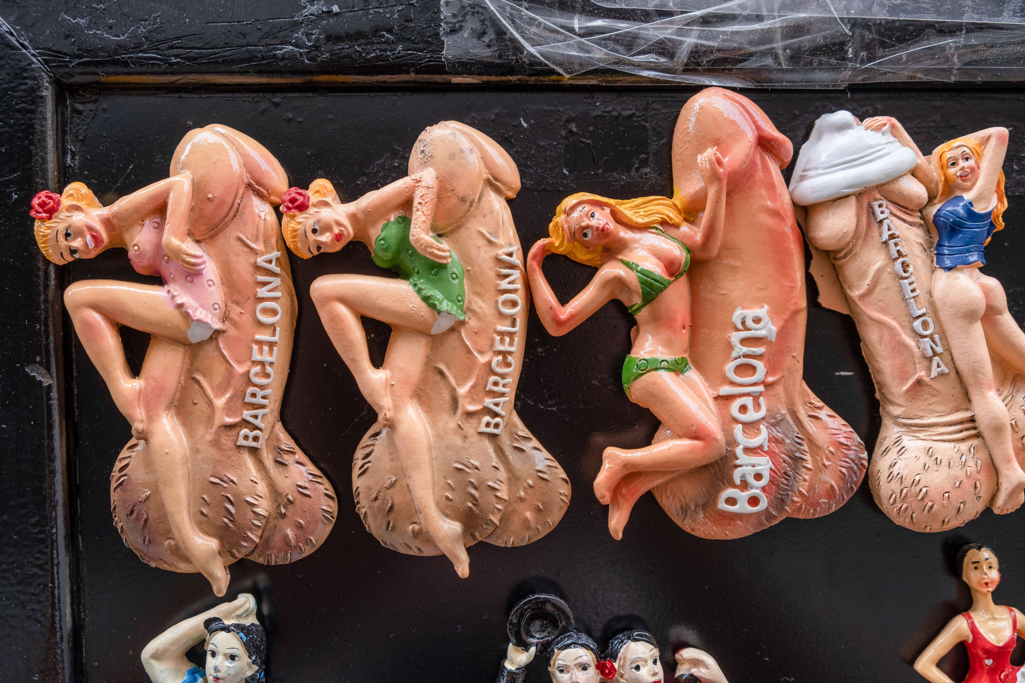 Wenn es nach dem Stadtrat von Barcelona geht, soll der Verkauf von Penis-Souvenirs sowie anderen anstößigen Motiven verboten werden.